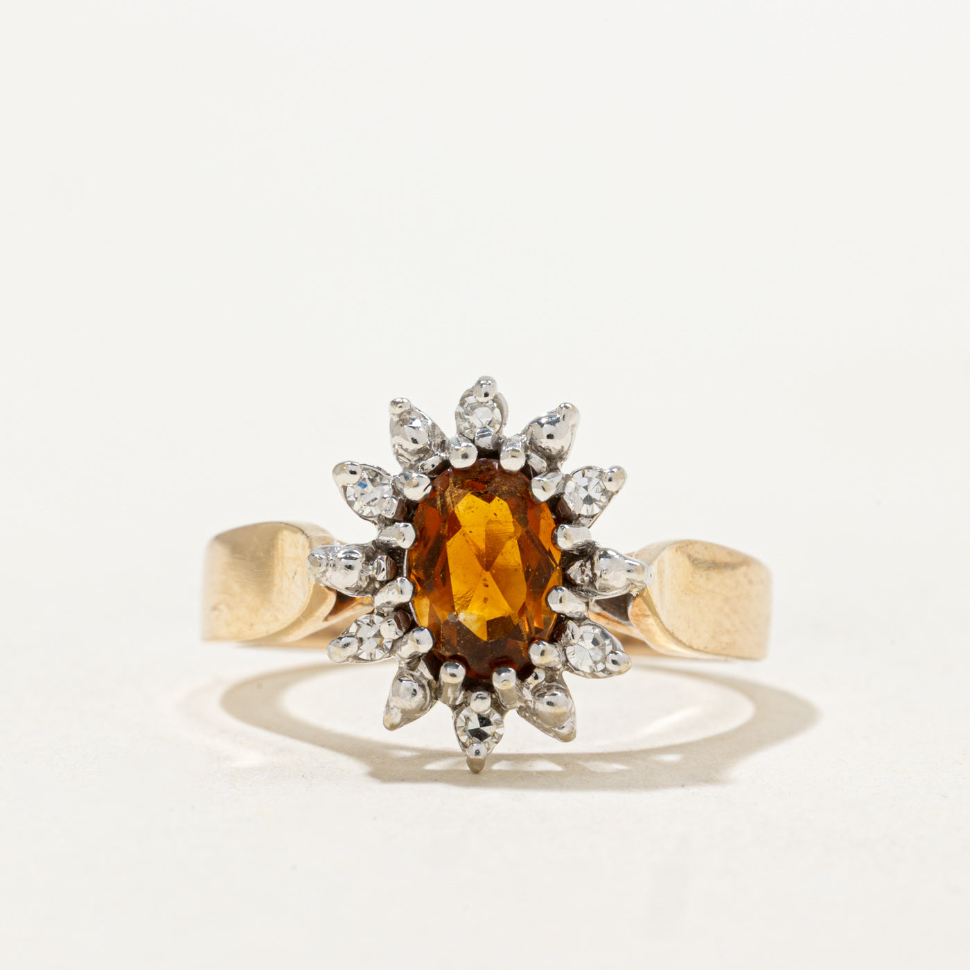 Bague pétale en citrine et diamants | 0,60 ct, 0,06 ct au total | Taille 7,0