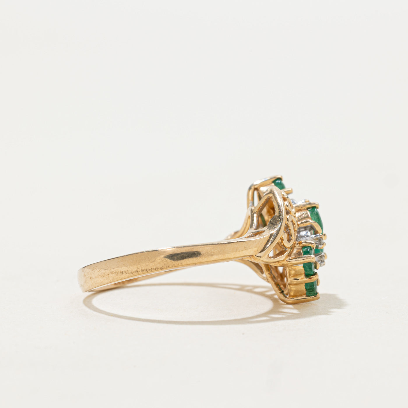 Bague en volutes ornée d'émeraudes et de diamants | 0,50 ct, 0,02 ct | Taille 6