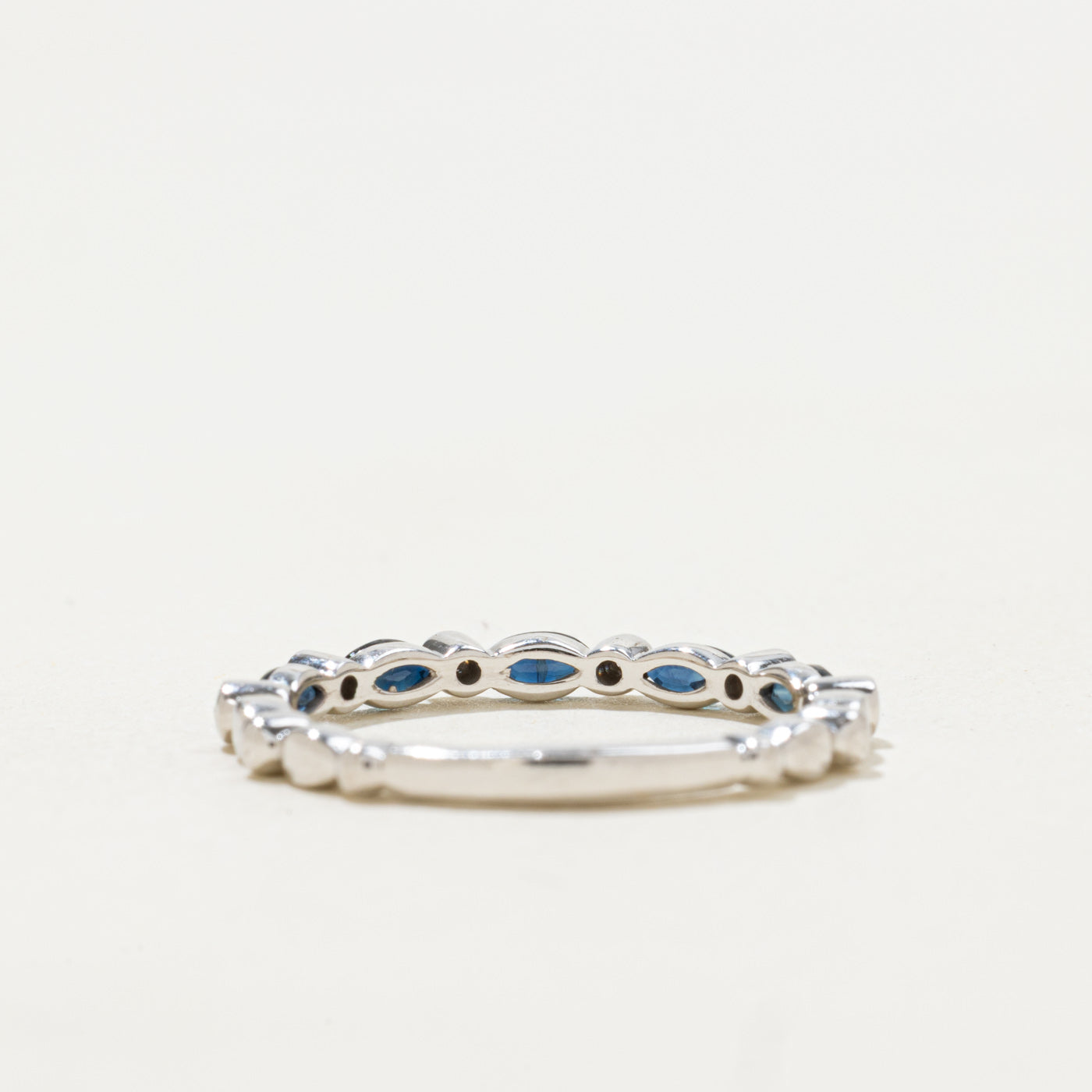 Alliance semi-éternité en saphirs et diamants | 0,40 ct, 0,03 ct | 2,25 mm | Taille 7