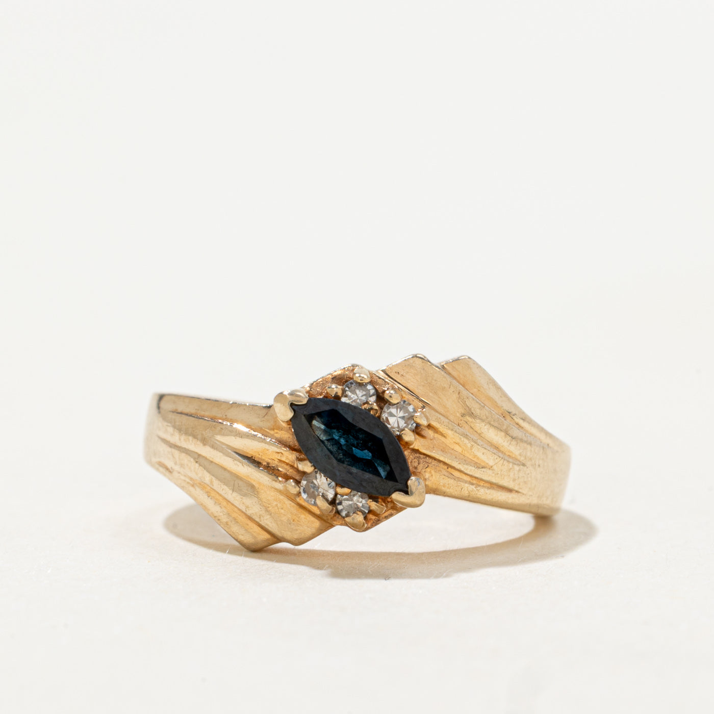 Bague rainurée en saphir taille marquise et diamants | Taille 3,75