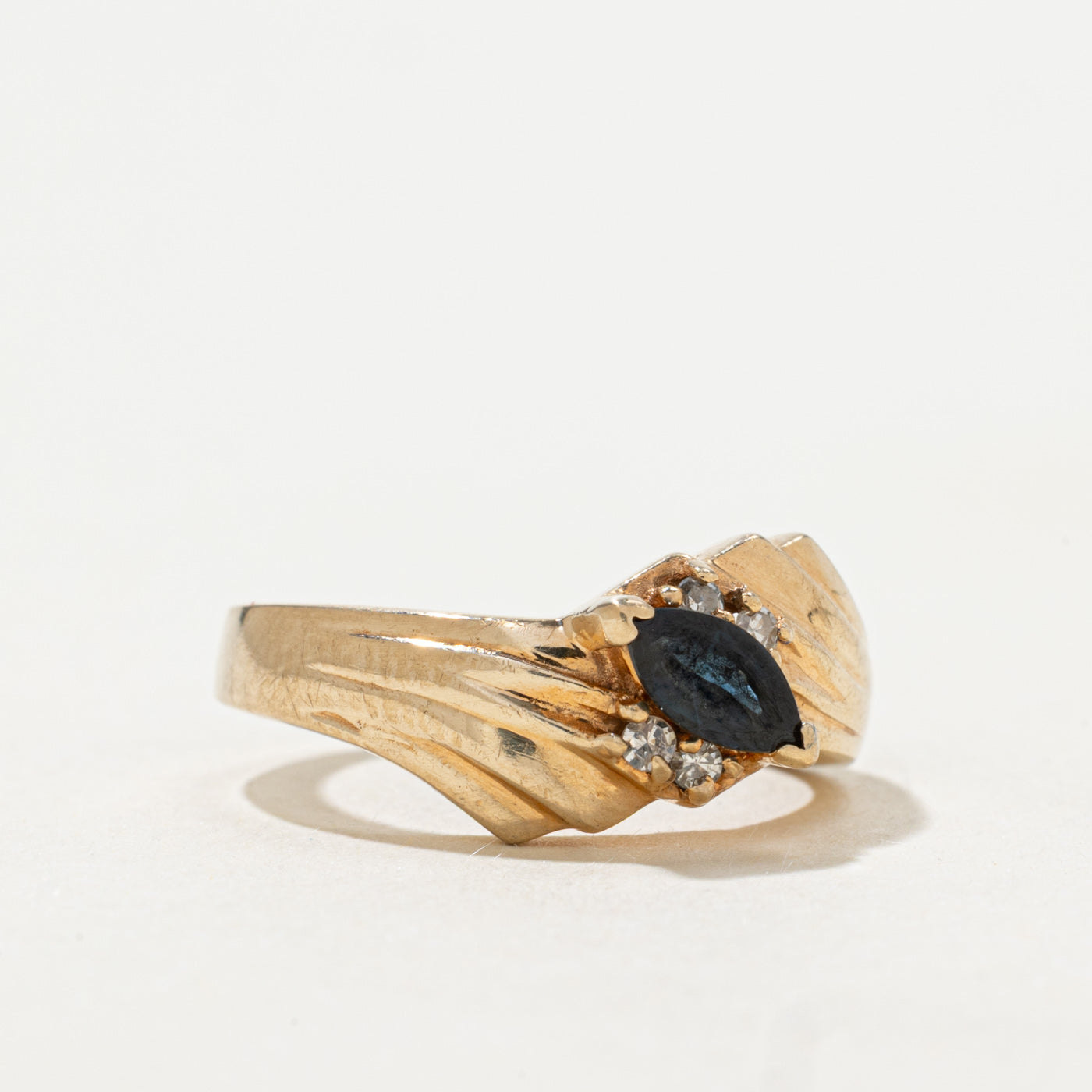 Bague rainurée en saphir taille marquise et diamants | Taille 3,75