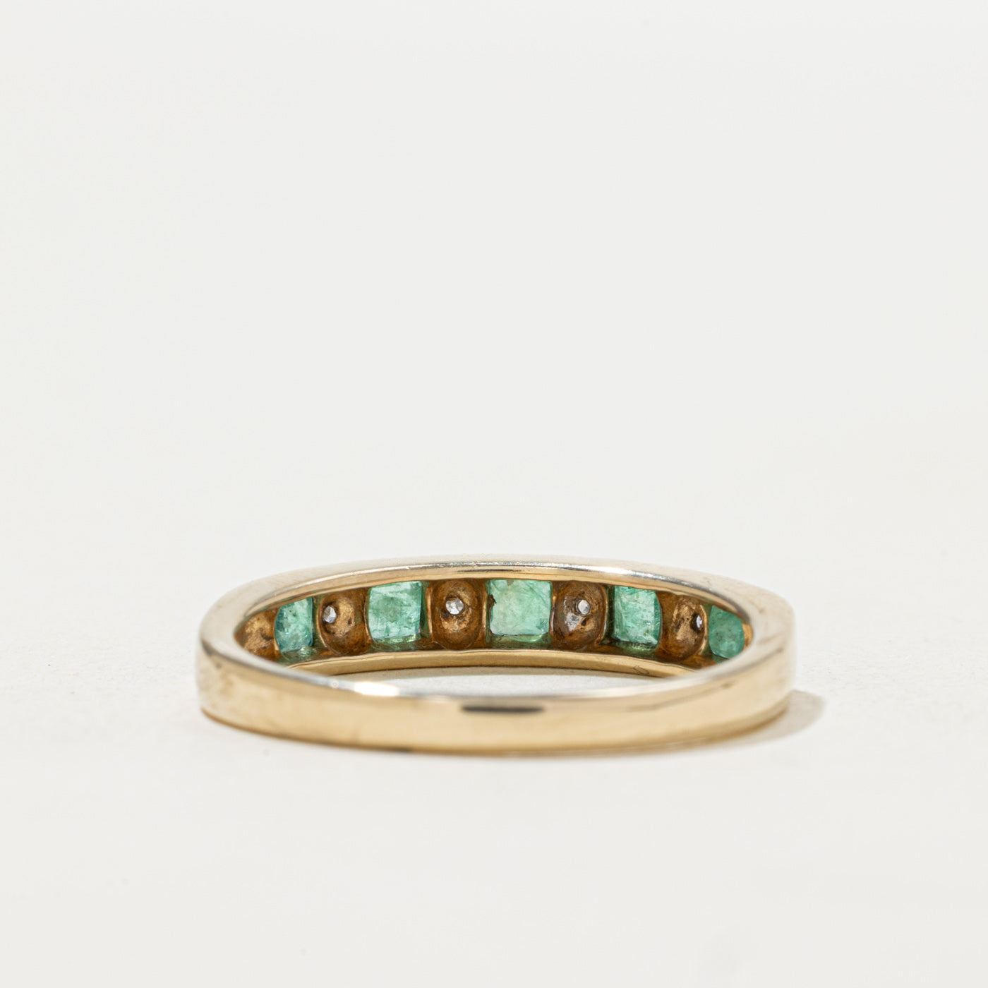 Alliance demi-éternité en émeraude et diamants | Taille 7.0