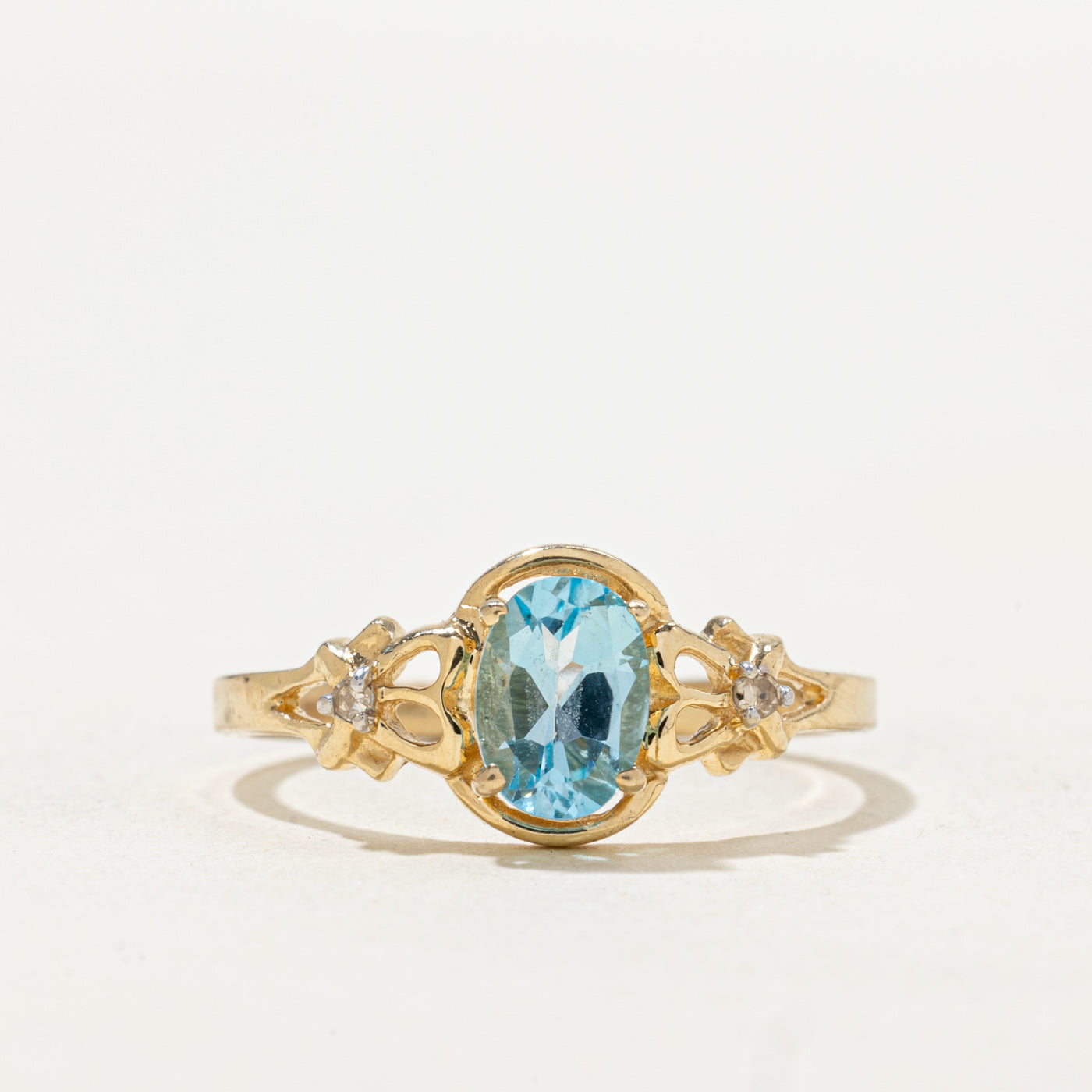 Bague ajourée en topaze bleue et diamants | Taille 8.0
