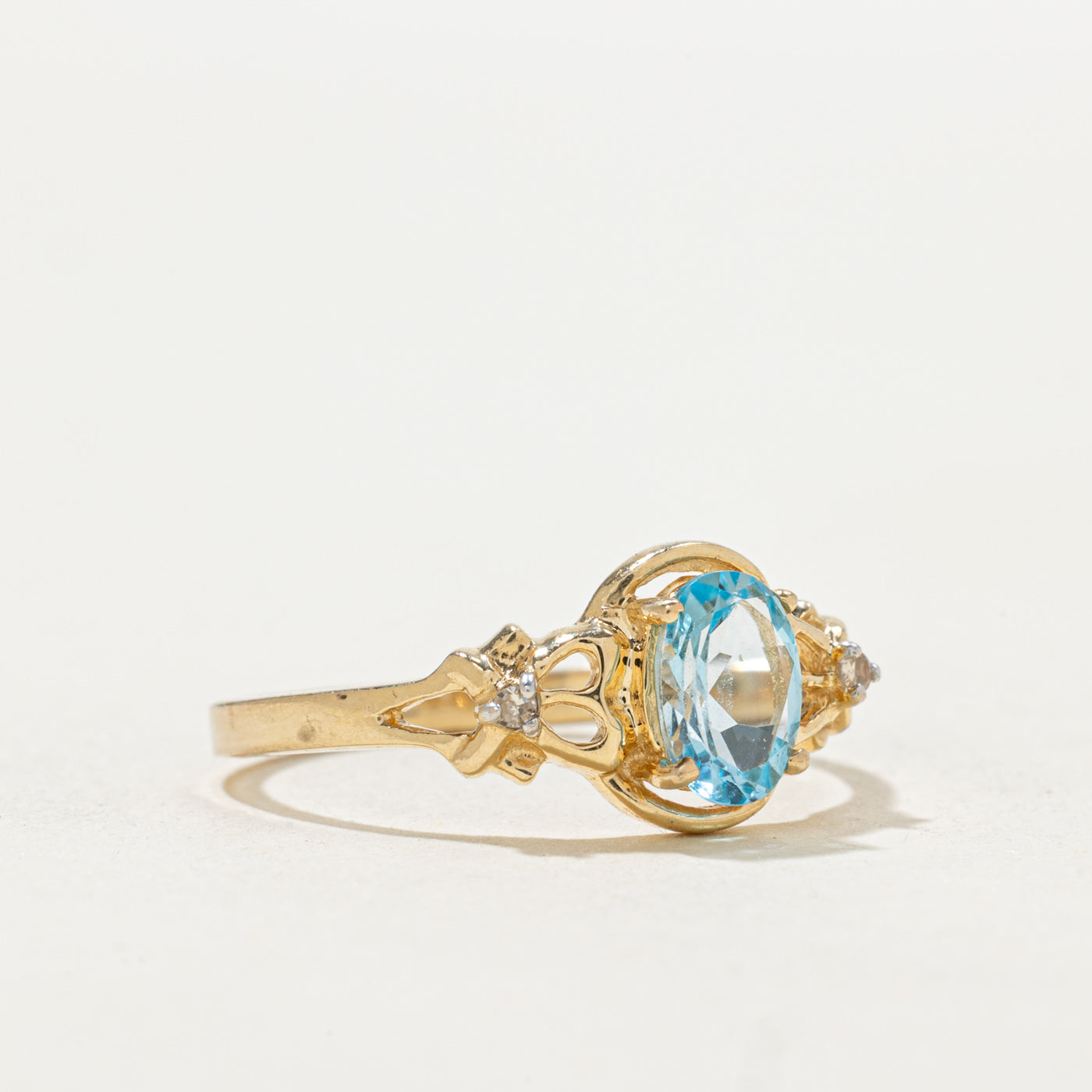 Bague ajourée en topaze bleue et diamants | Taille 8.0