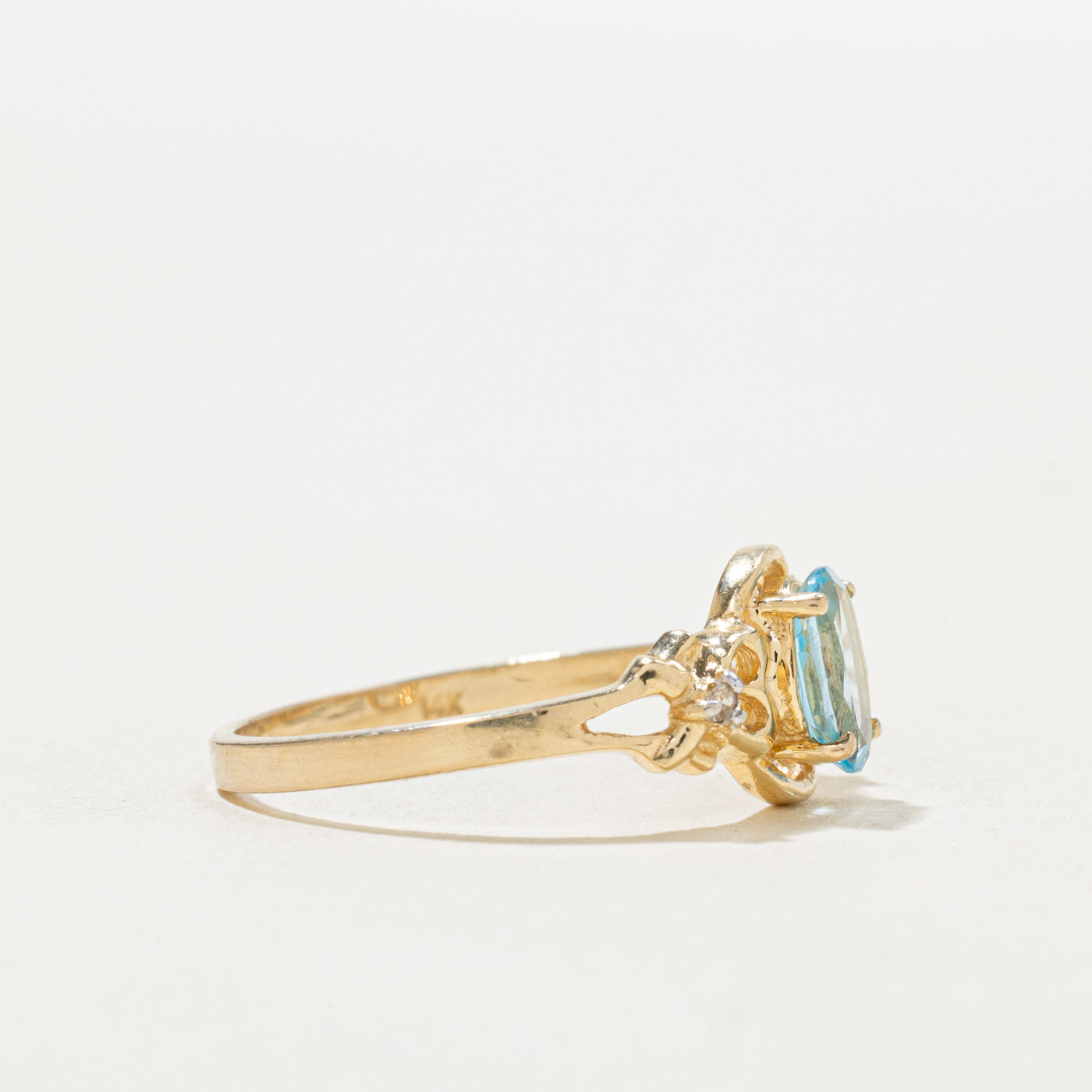 Bague ajourée en topaze bleue et diamants | Taille 8.0
