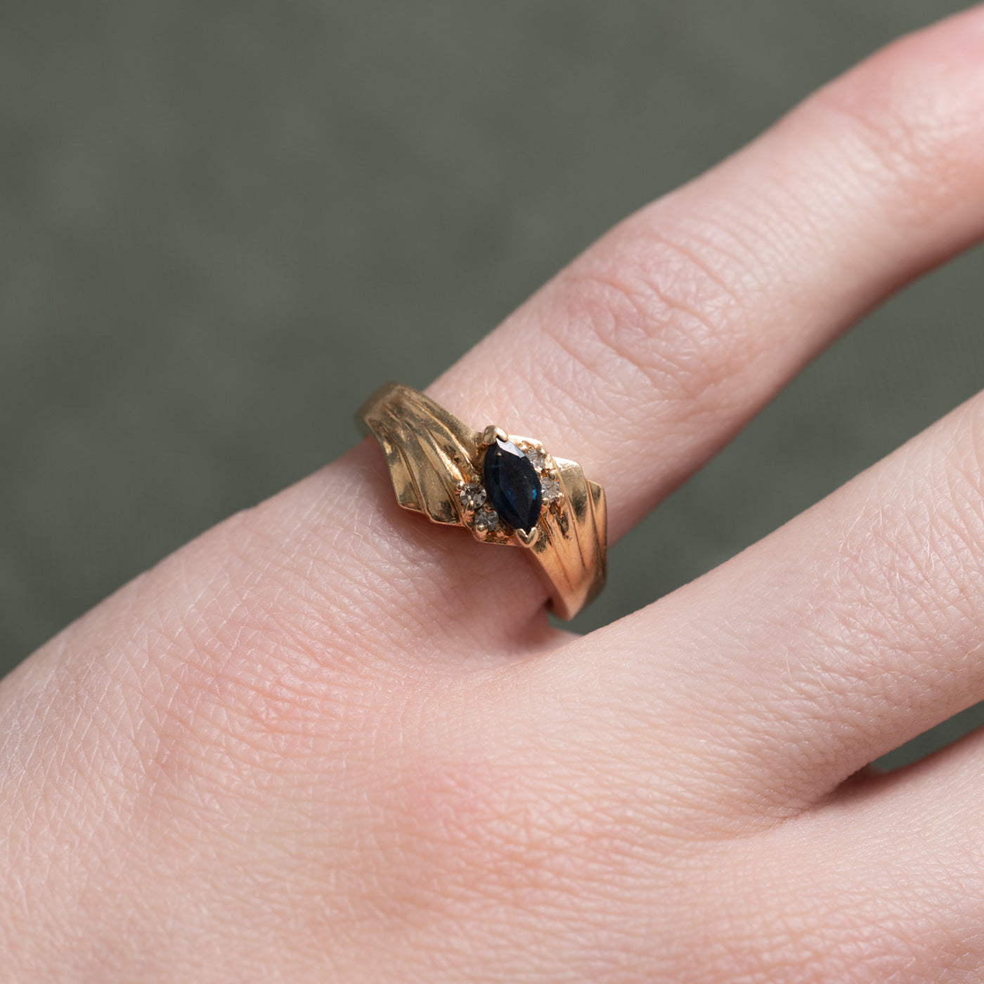 Bague rainurée en saphir taille marquise et diamants | Taille 3,75