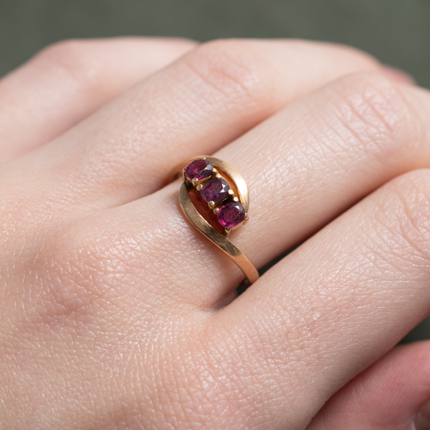 Bague trois rubis sertie par un anneau de contour | Taille 7,25