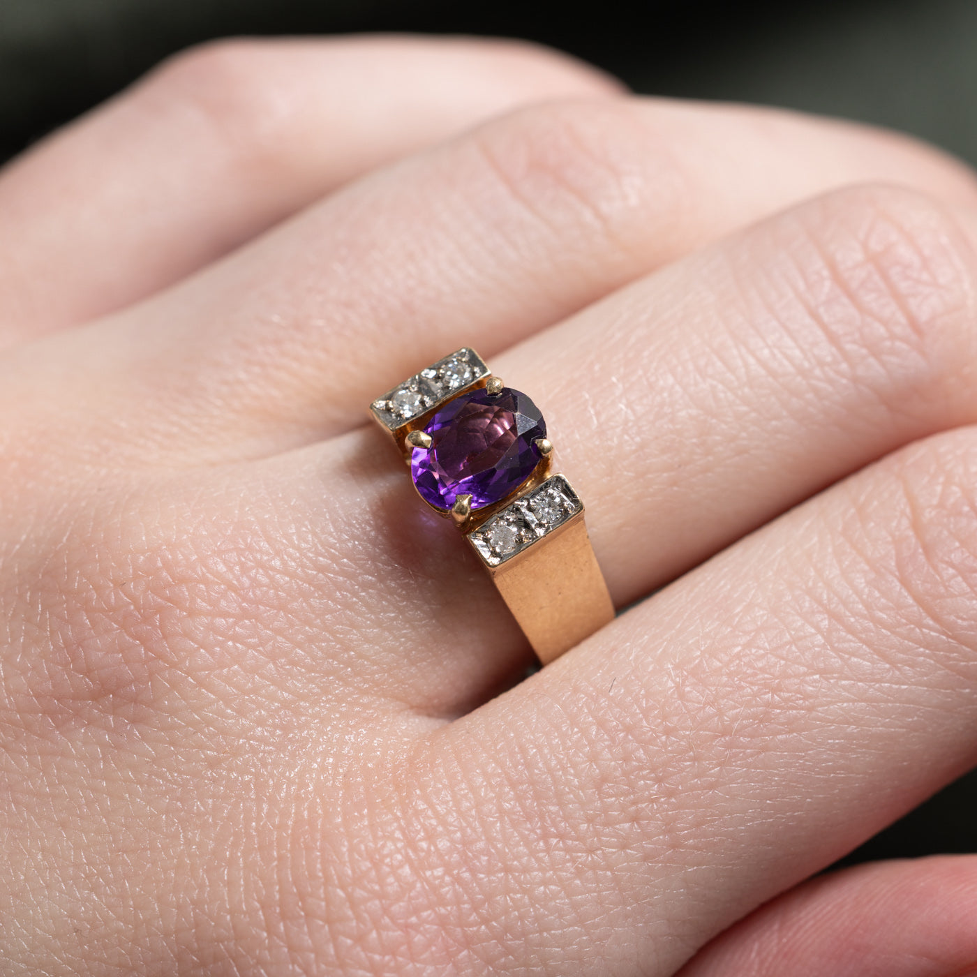 Bague en améthyste ovale et diamants | 0,90 ct, 0,08 ct au total | Taille 6,6