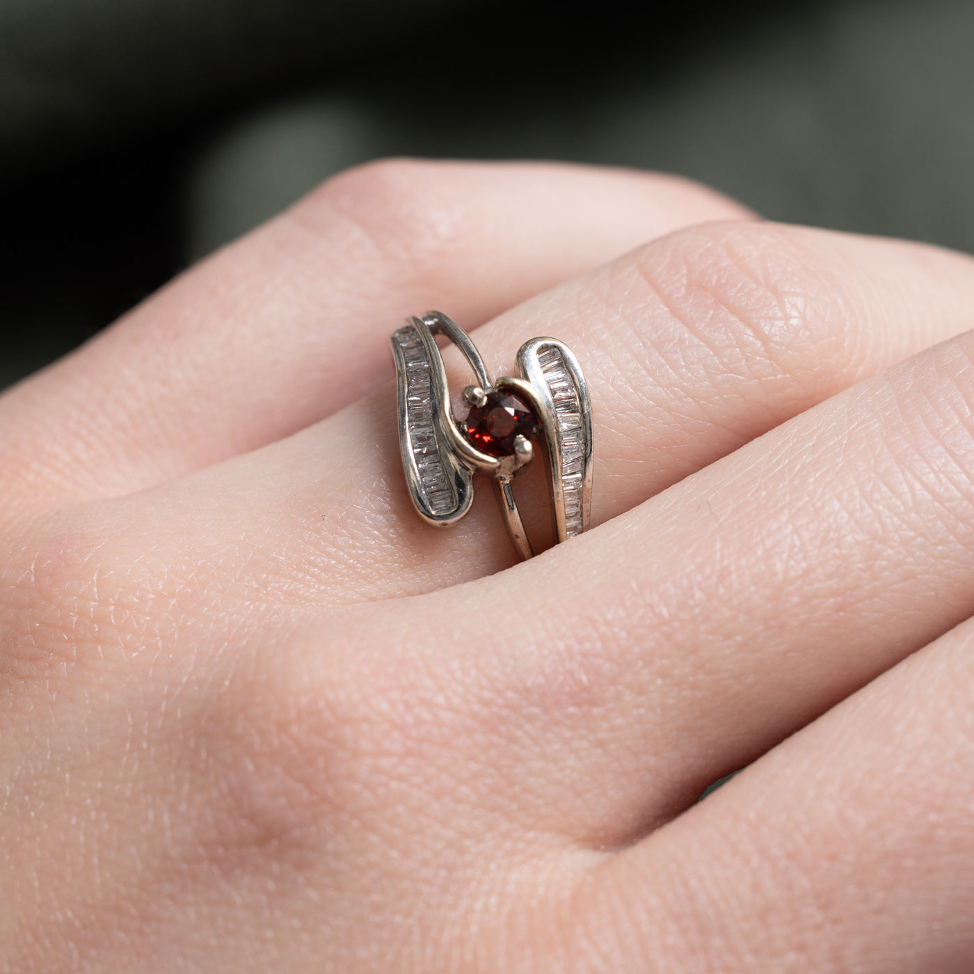 Bague sertie de grenats et de diamants | 0,24 ct, 0,10 ct au total | Taille 5,0