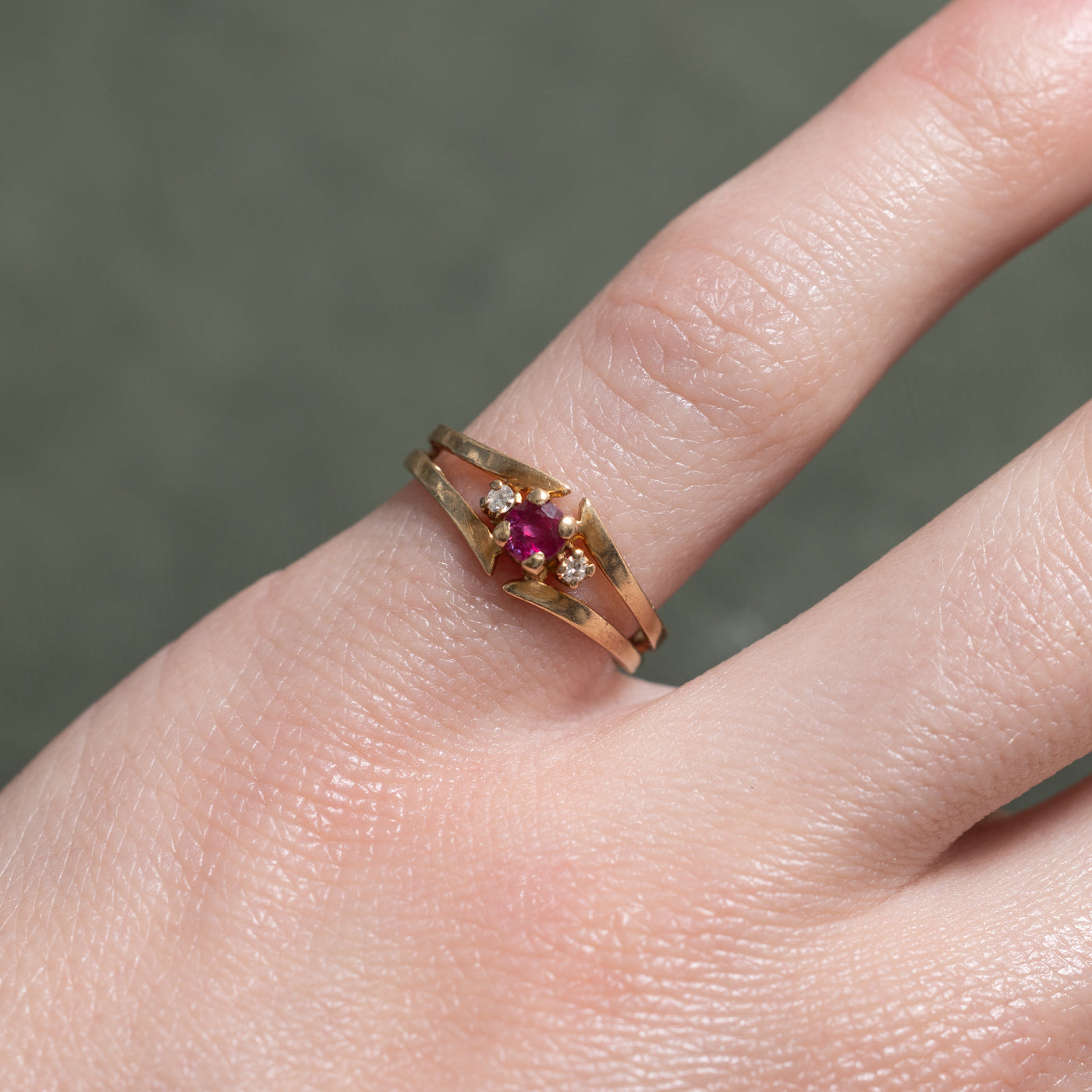 Bague à anneau ouvert conique en rubis et diamants | Taille 4,25