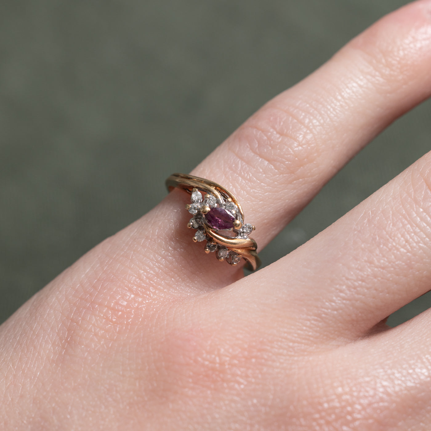 Bague contournée en rubis taille marquise et diamants | Taille 4.0