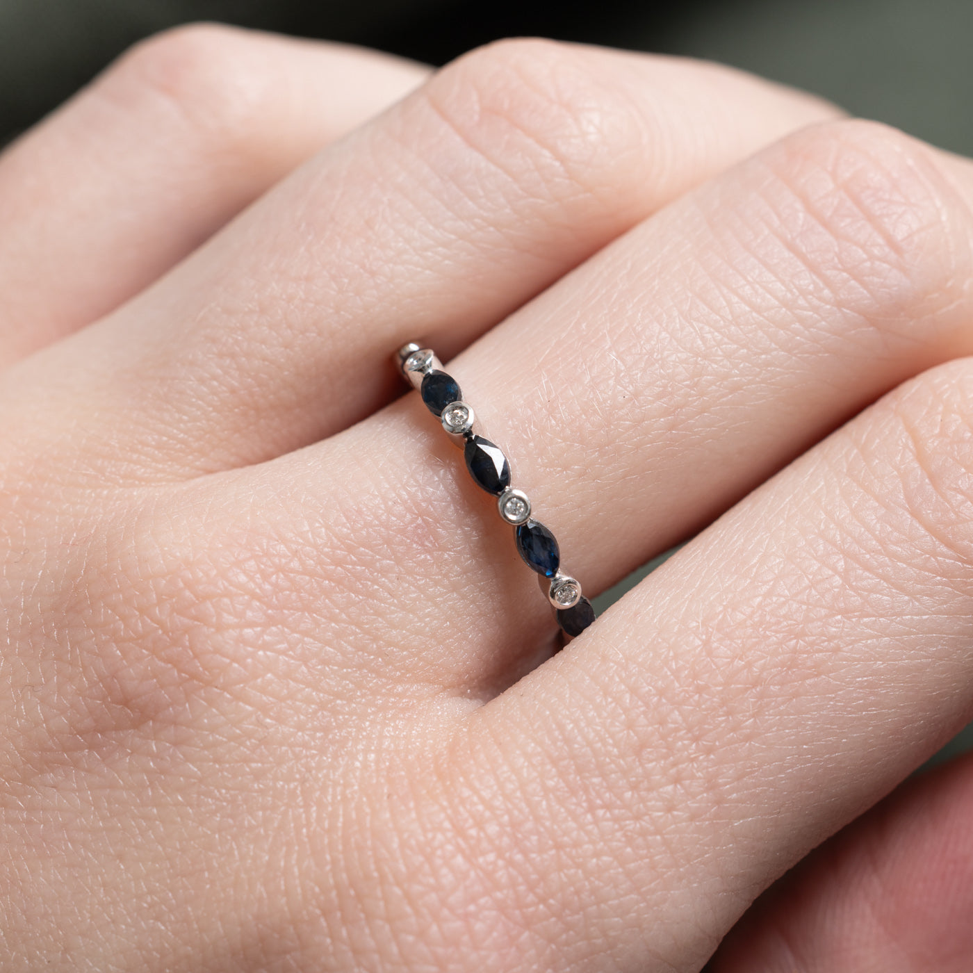 Alliance semi-éternité en saphirs et diamants | 0,40 ct, 0,03 ct | 2,25 mm | Taille 7