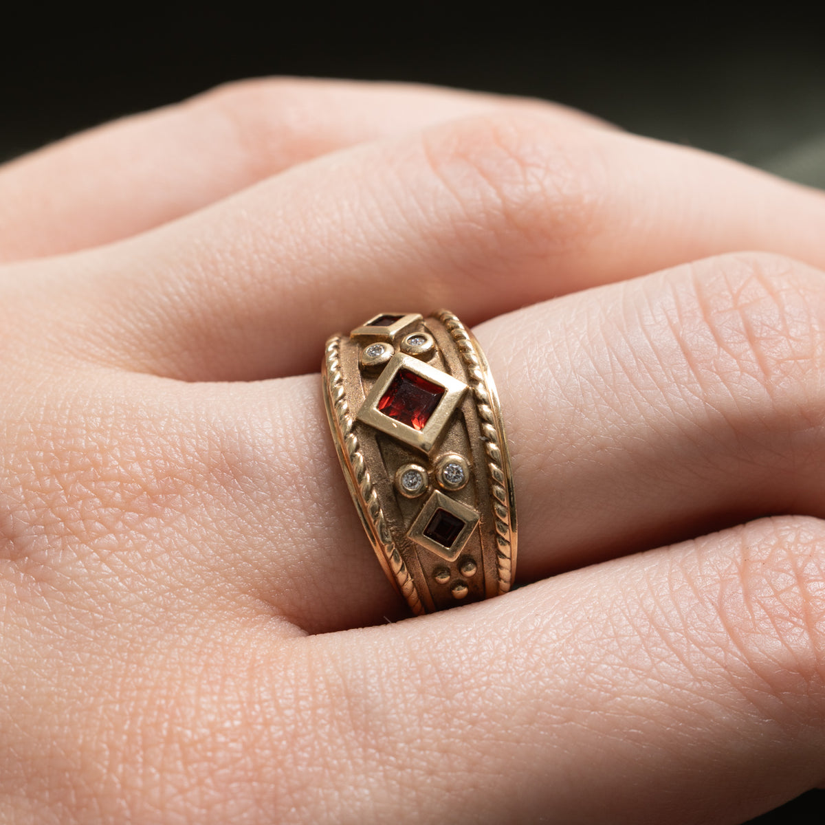 10k Garnet & Diamond Rope Geometric Tapered Band | 0.52ctw, 0.04ctw | SZ 5.75