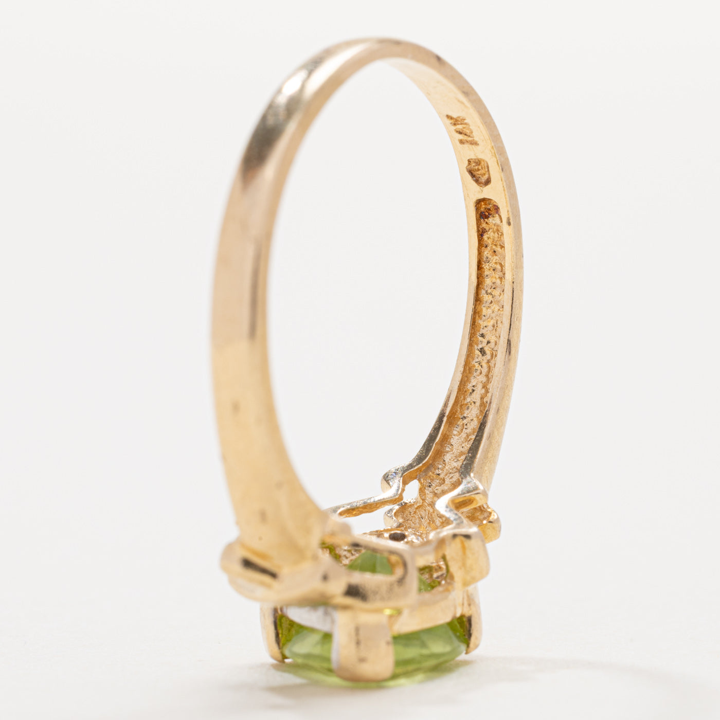 Bague géométrique en or 14 carats avec péridot taille trillion et diamants | Taille 7,5