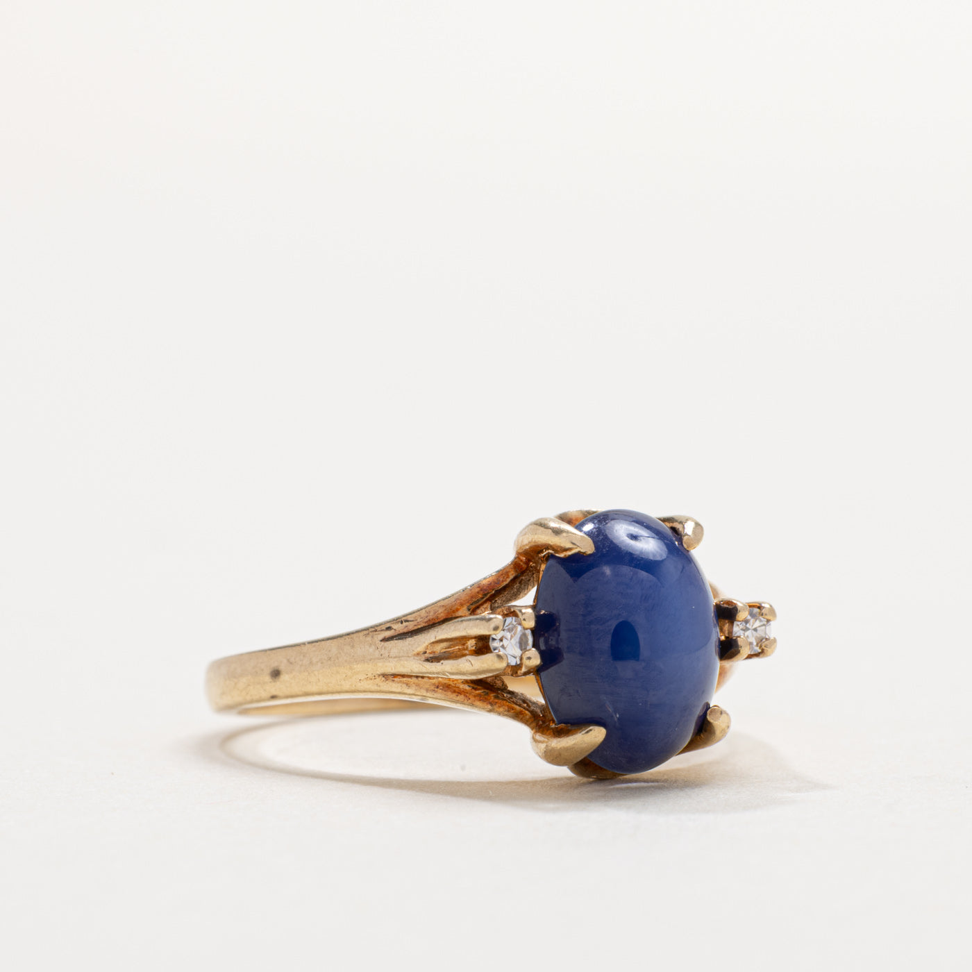 Bague en or 10 carats ornée d'un saphir synthétique cabochon et de diamants | Taille 6.0