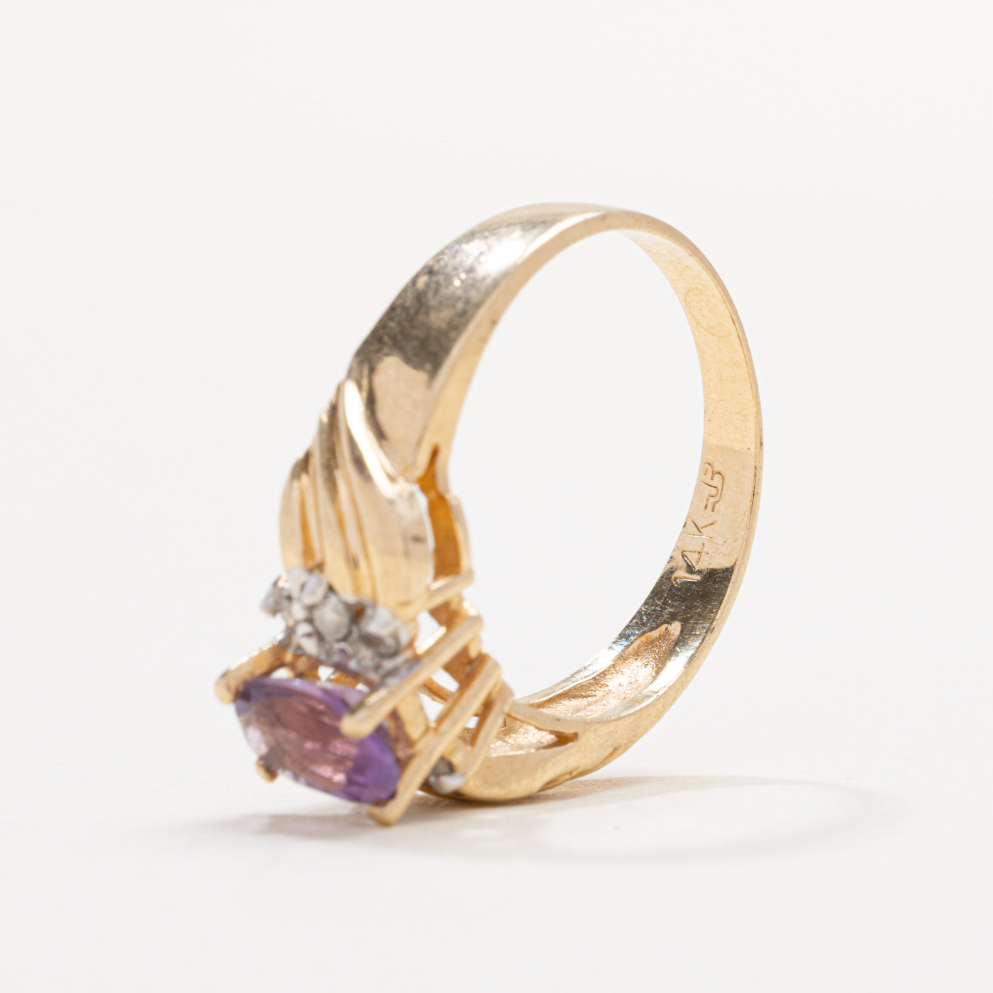 Bague rainurée ornée d'améthyste et de diamants en or 14 carats | Taille 6.0