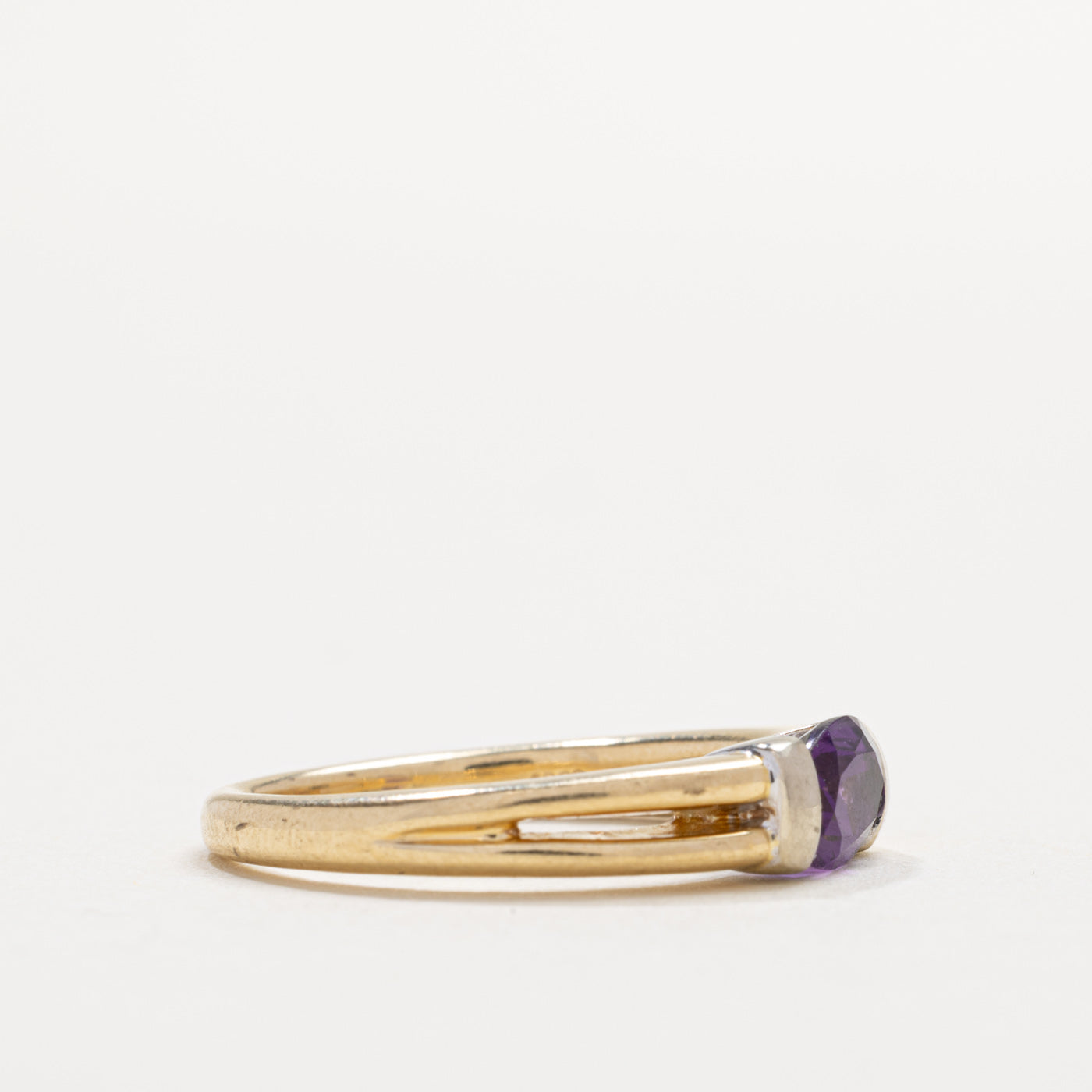 Bague rainurée en or 14 carats avec améthyste ovale taillée est-ouest | Taille 7.0