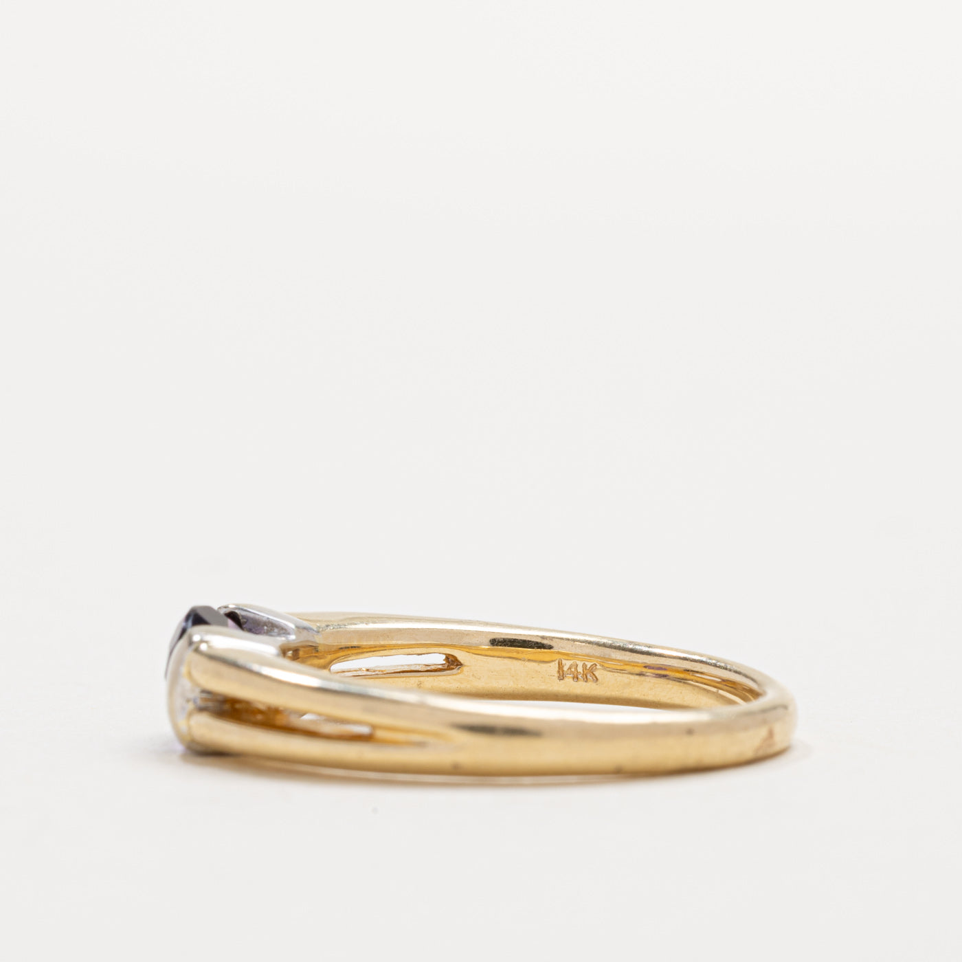 Bague rainurée en or 14 carats avec améthyste ovale taillée est-ouest | Taille 7.0
