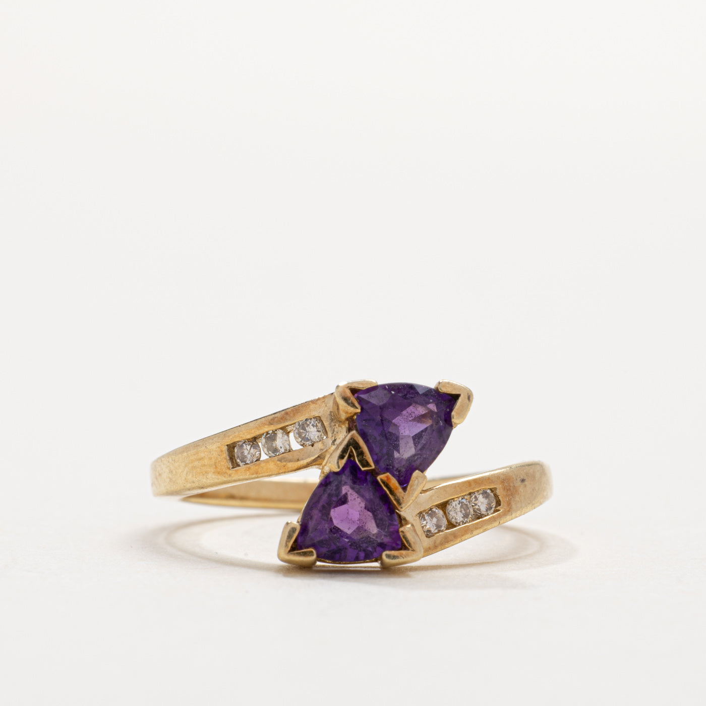 Bague sertie de deux pierres : améthyste taille trillion et diamants (or 10 carats) | Taille 7.0