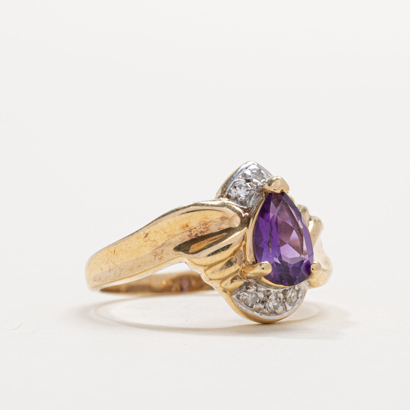 Bague rainurée en or 10 carats avec améthyste taille poire et diamants | Taille 6.0