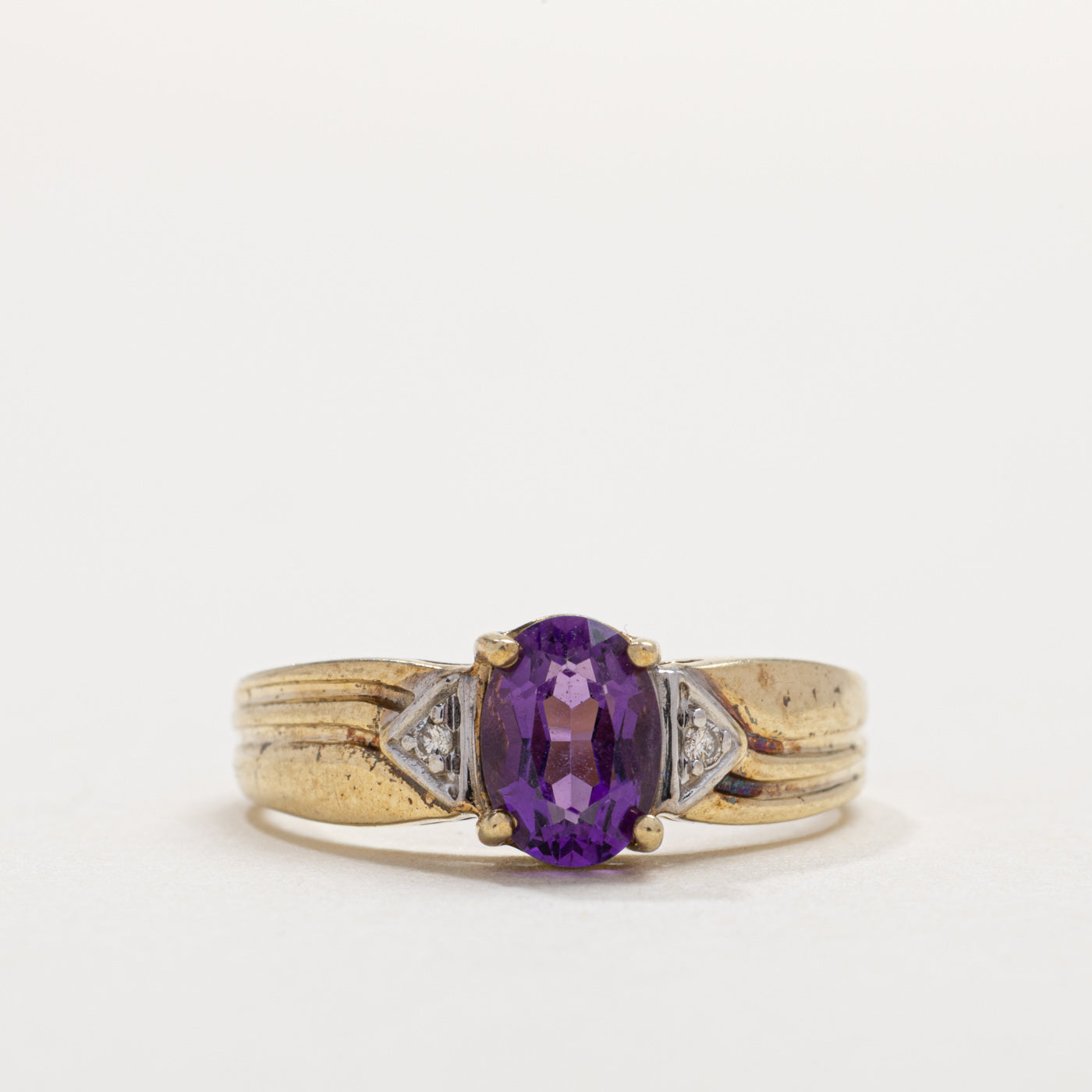 Bague rainurée en or 10 carats avec améthyste ovale et diamants | Taille 6.0
