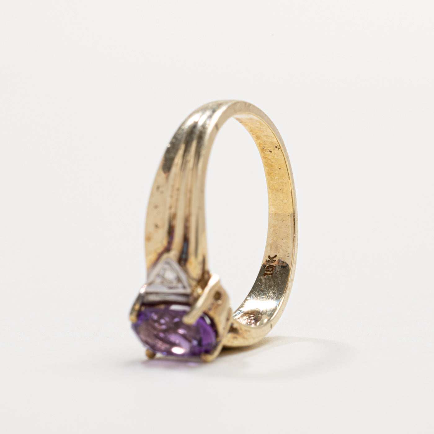 Bague rainurée en or 10 carats avec améthyste ovale et diamants | Taille 6.0