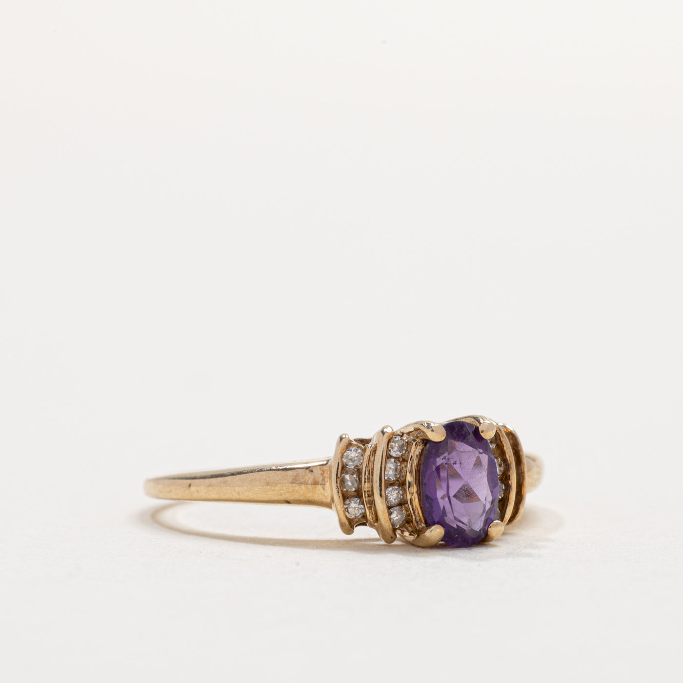 Bague ovale en or 10 carats ornée d'une améthyste et de diamants | Taille 7.0