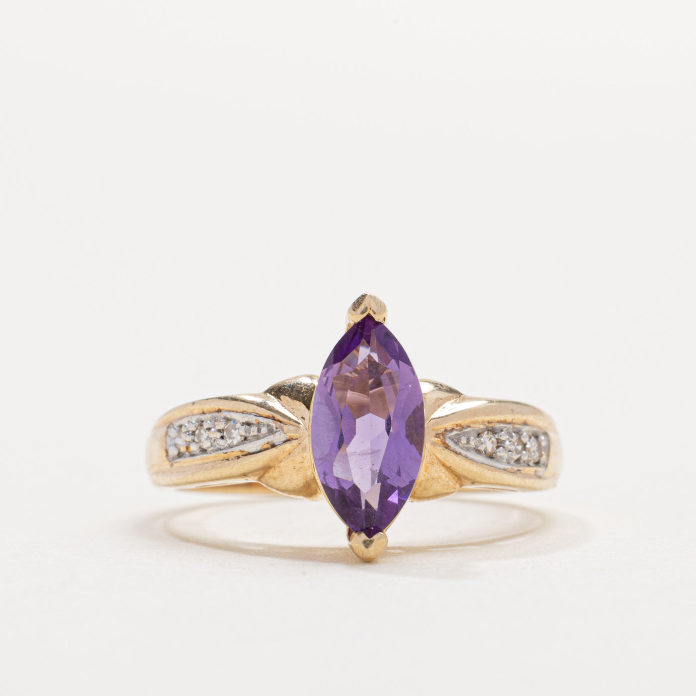 Bague en or 10 carats ornée d'une améthyste taille marquise et de diamants | Taille 6.0