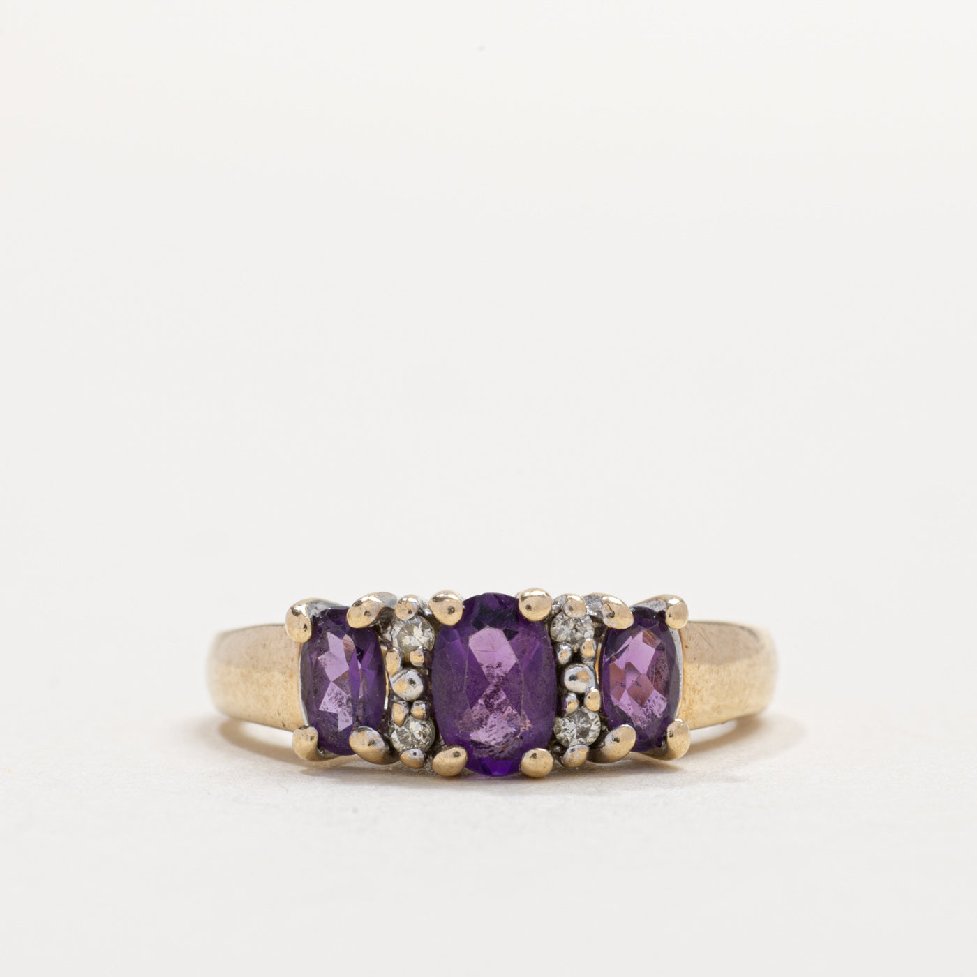 Bague trois pierres en or 10 carats, ornée d'une améthyste ovale et de diamants | Taille 6,25