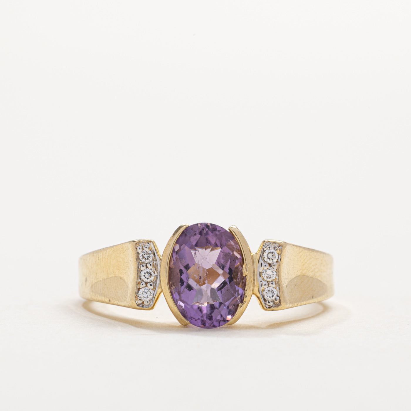 Bague en or 14 carats avec améthyste ovale sertie semi-clos et diamants | Taille 9,75