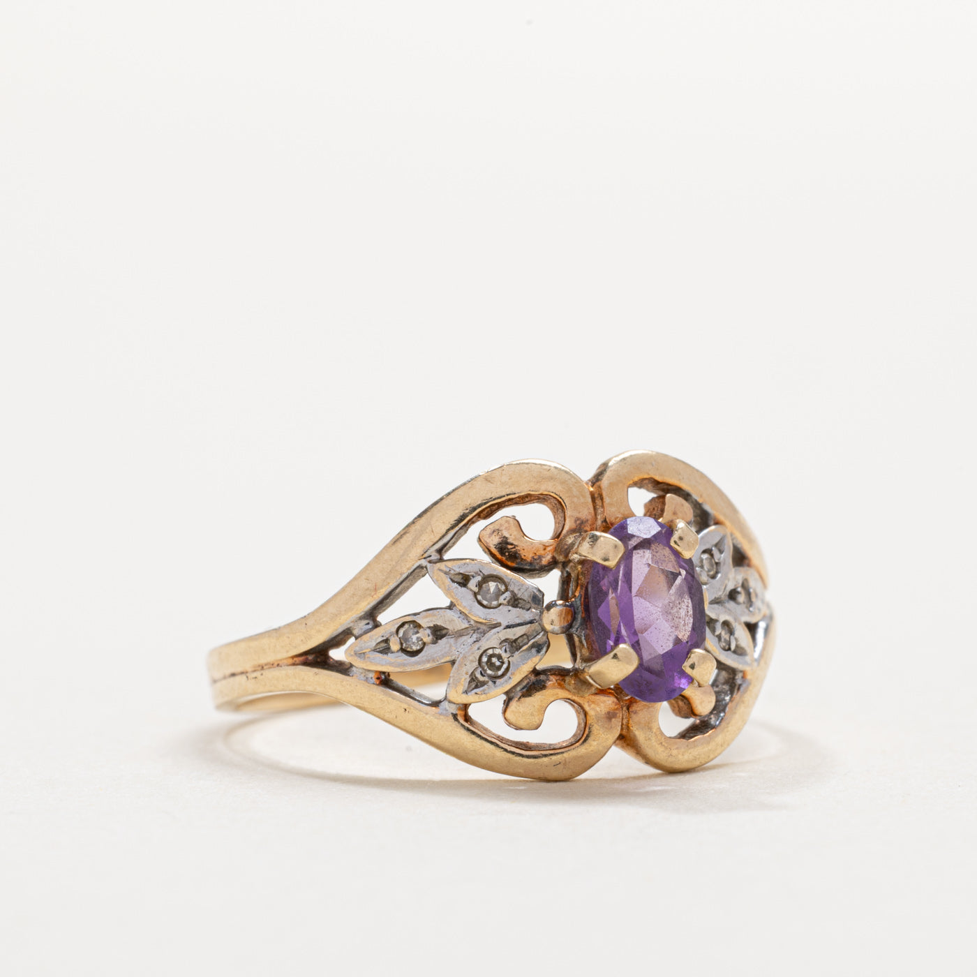 Bague ajourée florale en or 10 carats avec améthyste ovale et diamants | Taille 7.0