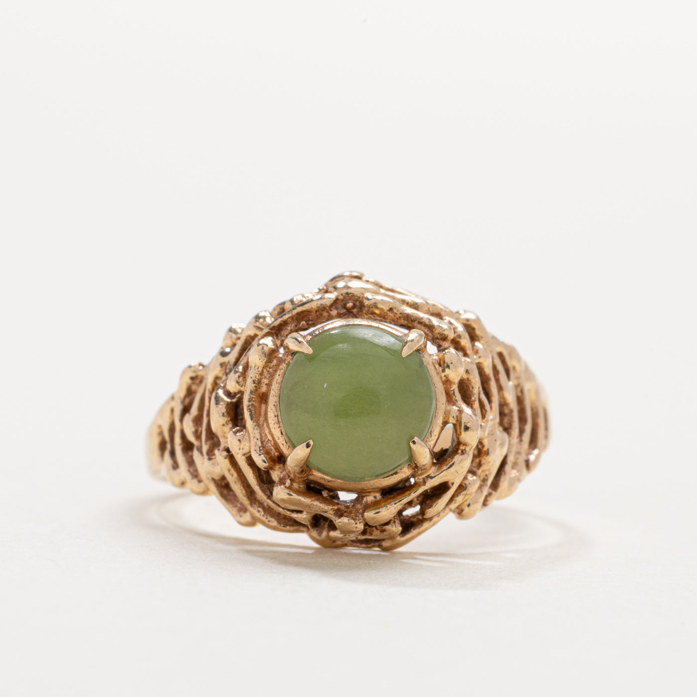 Bague solitaire en jade néphrite cabochon cabochon, or 9 carats | Taille 7,5