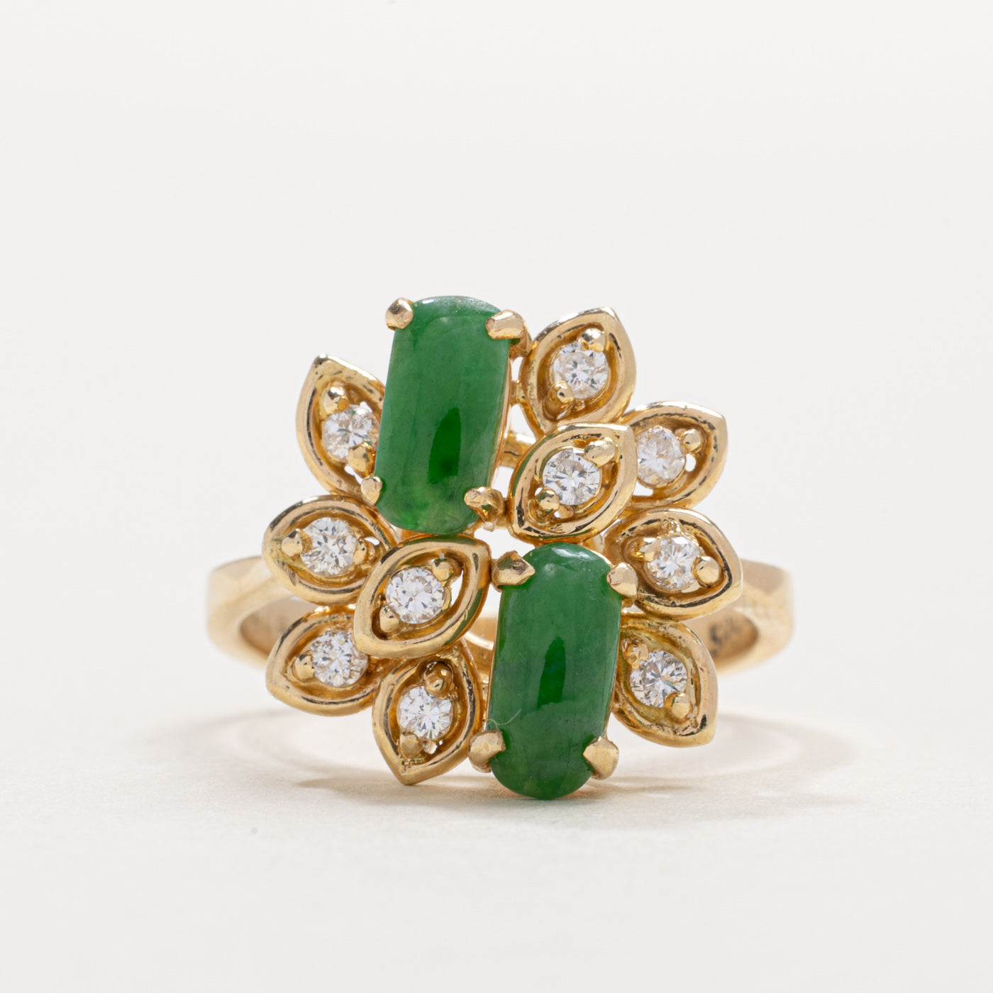 Bague en or 14 carats sertie de deux pierres, jadéite et diamants, motif floral | Taille 6.0