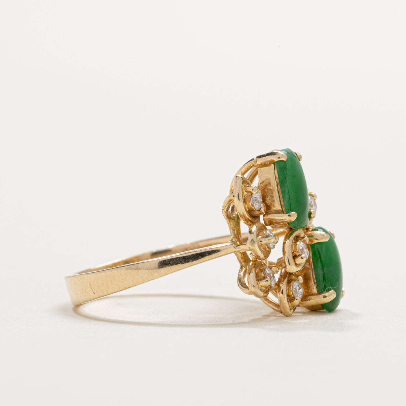 Bague en or 14 carats sertie de deux pierres, jadéite et diamants, motif floral | Taille 6.0