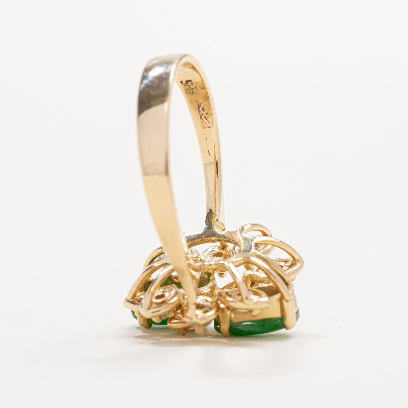 Bague en or 14 carats sertie de deux pierres, jadéite et diamants, motif floral | Taille 6.0