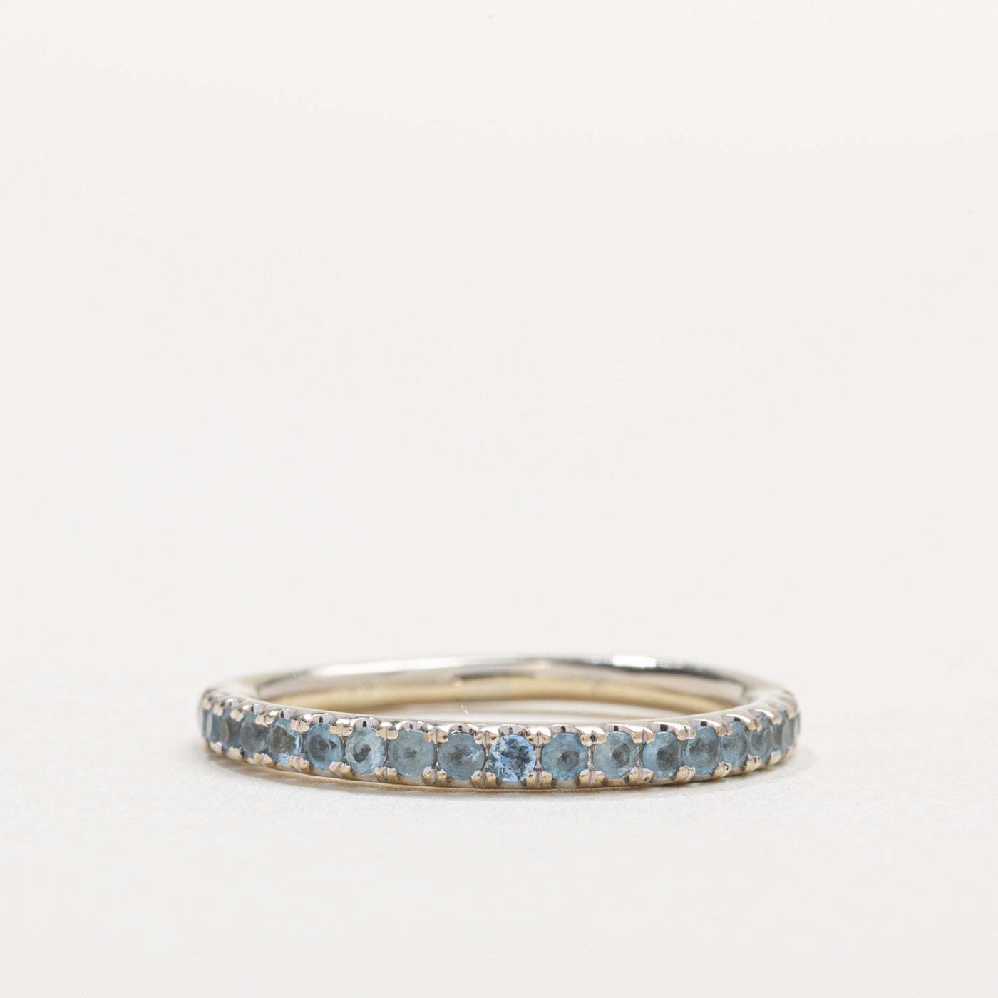 Alliance semi-éternité en or 14 carats avec aigue-marine taille ronde | 2,10 mm | Taille 5,5