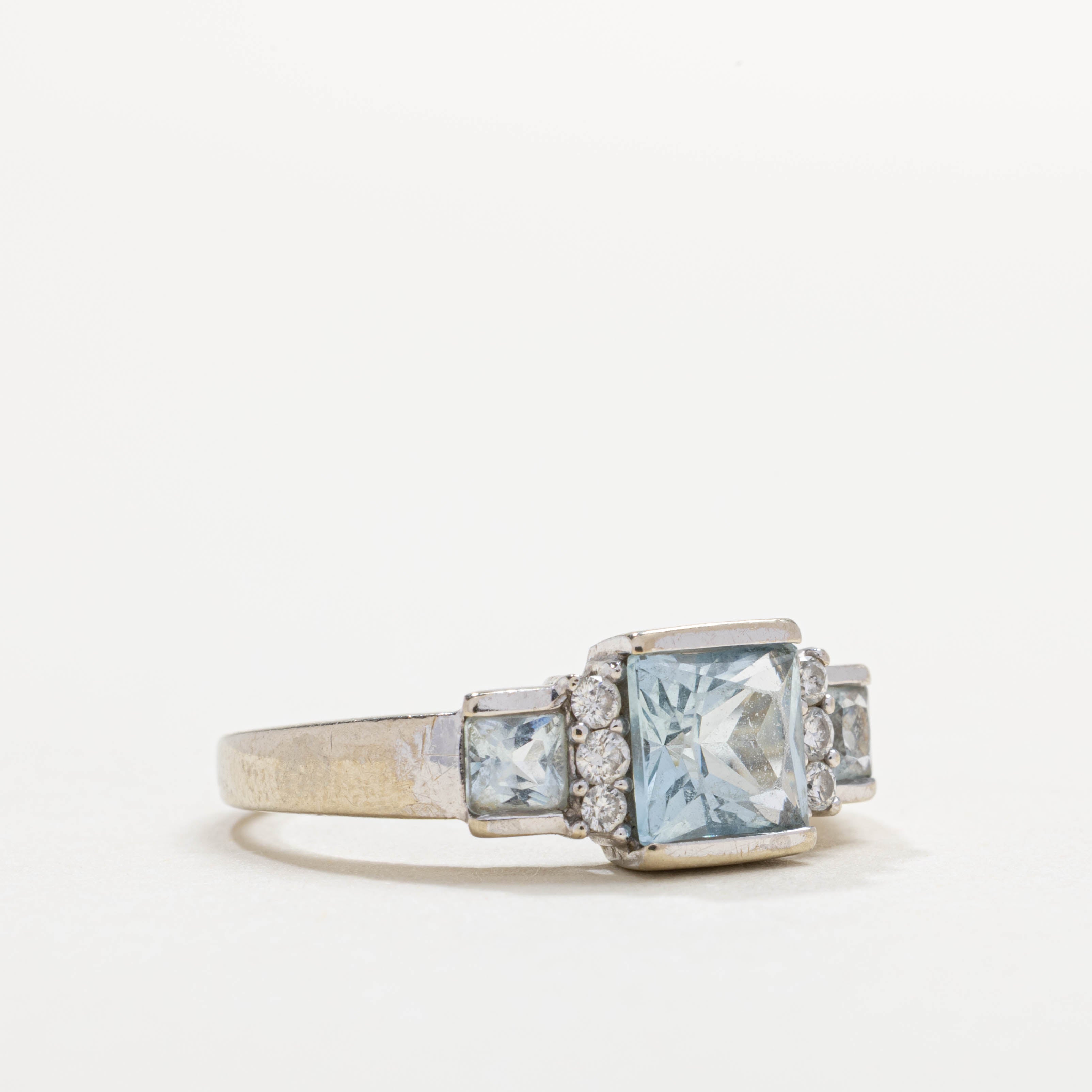 Bague en or 10 carats ornée d'une aigue-marine taille princesse et de diamants | 1,25 ct au total, 0,06 ct au total | Taille 5,5