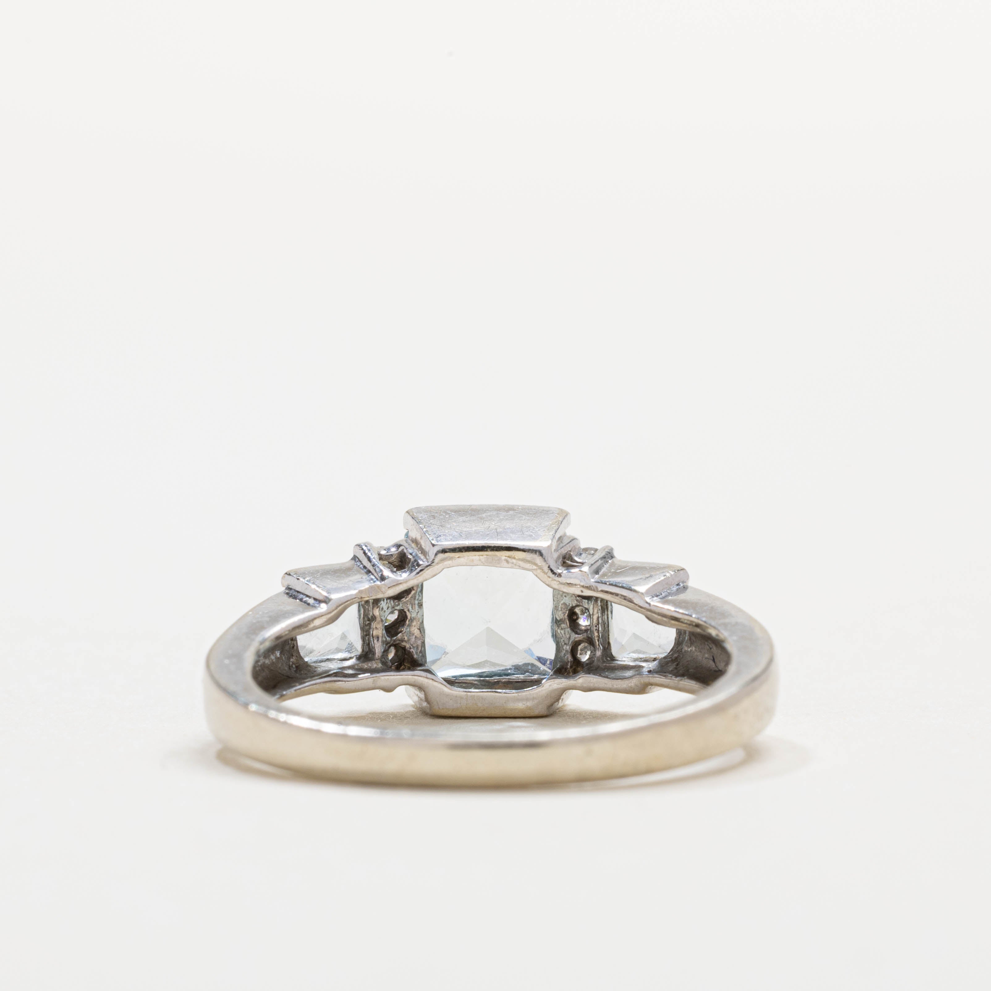 Bague en or 10 carats ornée d'une aigue-marine taille princesse et de diamants | 1,25 ct au total, 0,06 ct au total | Taille 5,5