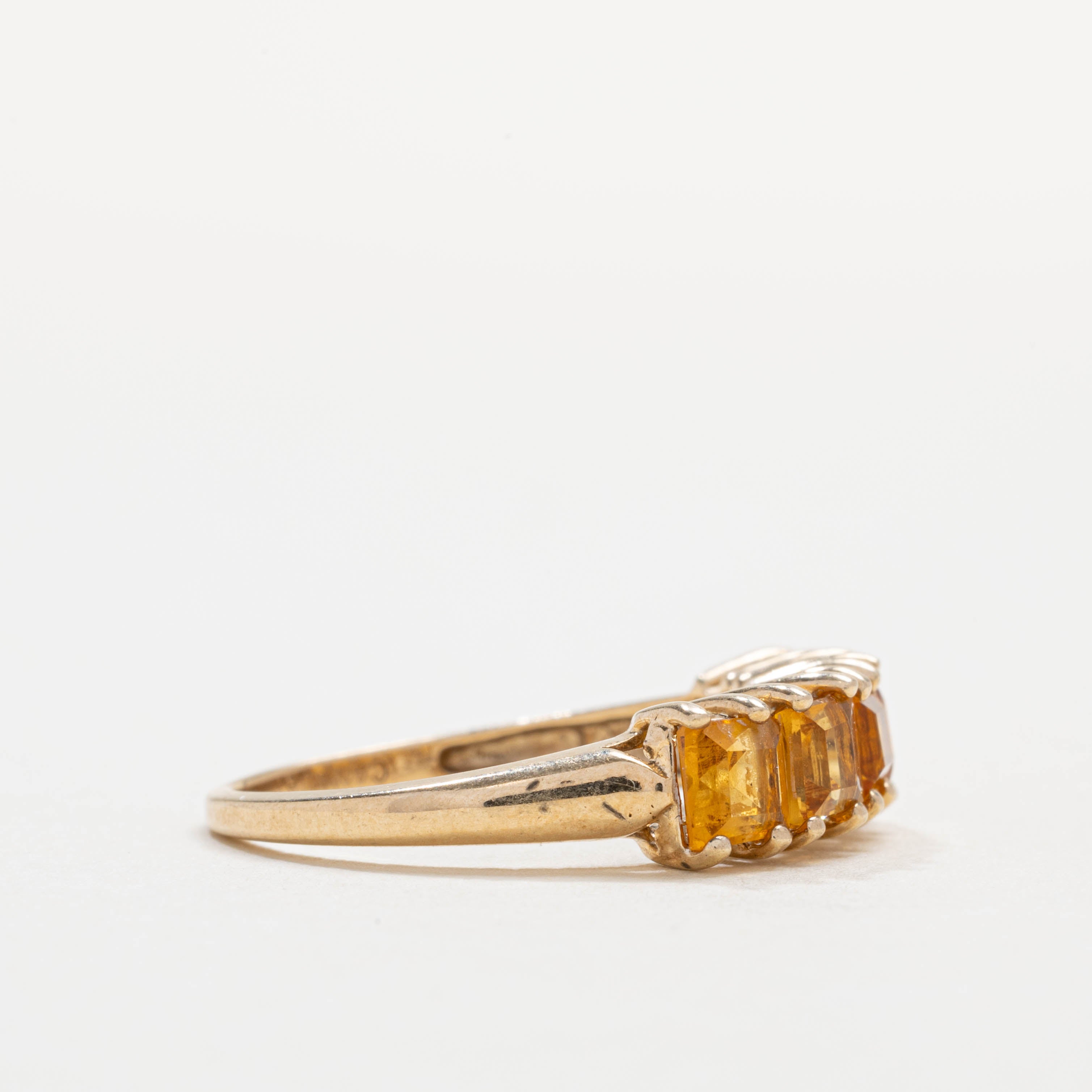 Bague en or 10 carats sertie de cinq pierres de citrine taille graduée | Taille 7.0