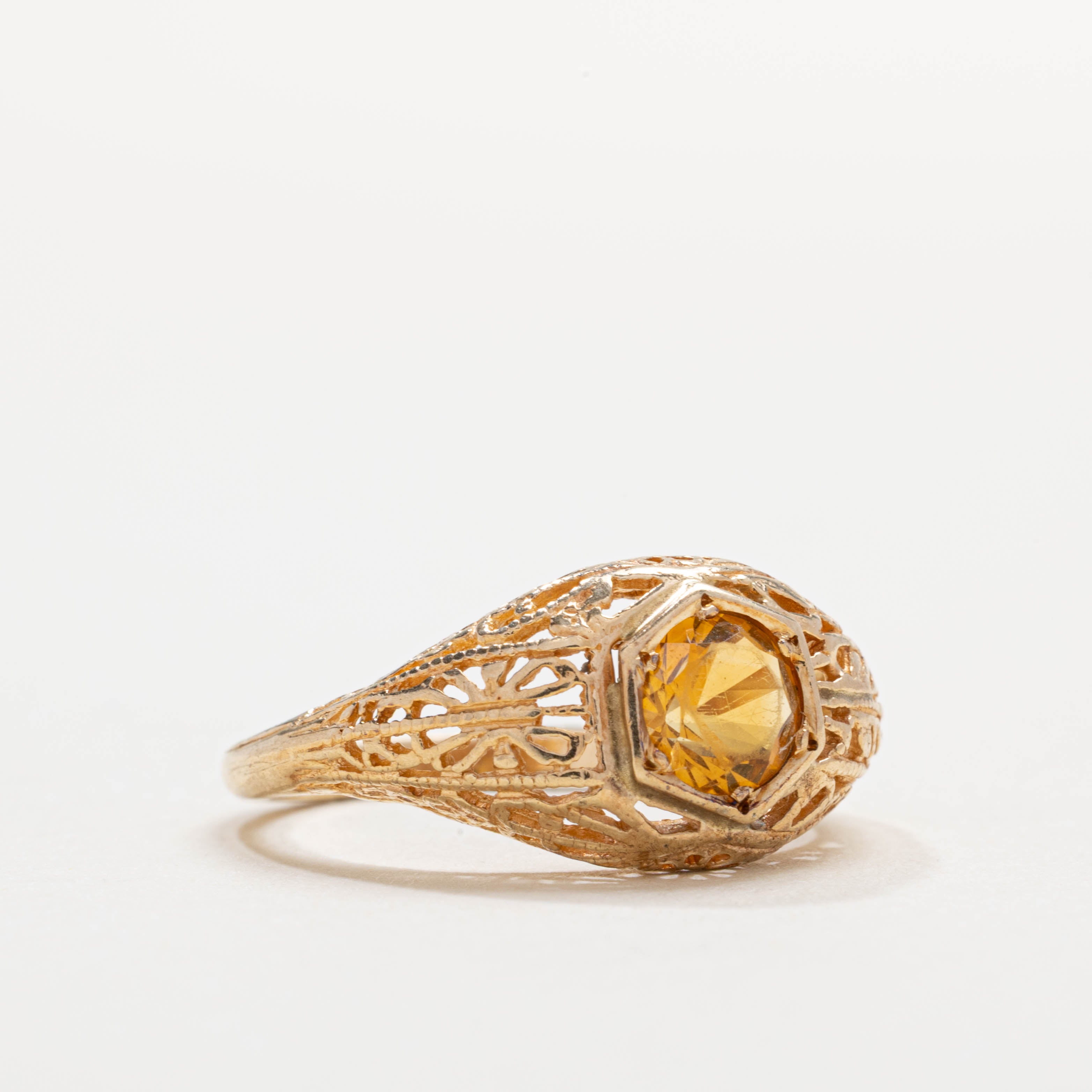 Bague solitaire en citrine ajourée en forme de dôme, ornée d'un diamant solitaire en or 14 carats | Taille 6.0