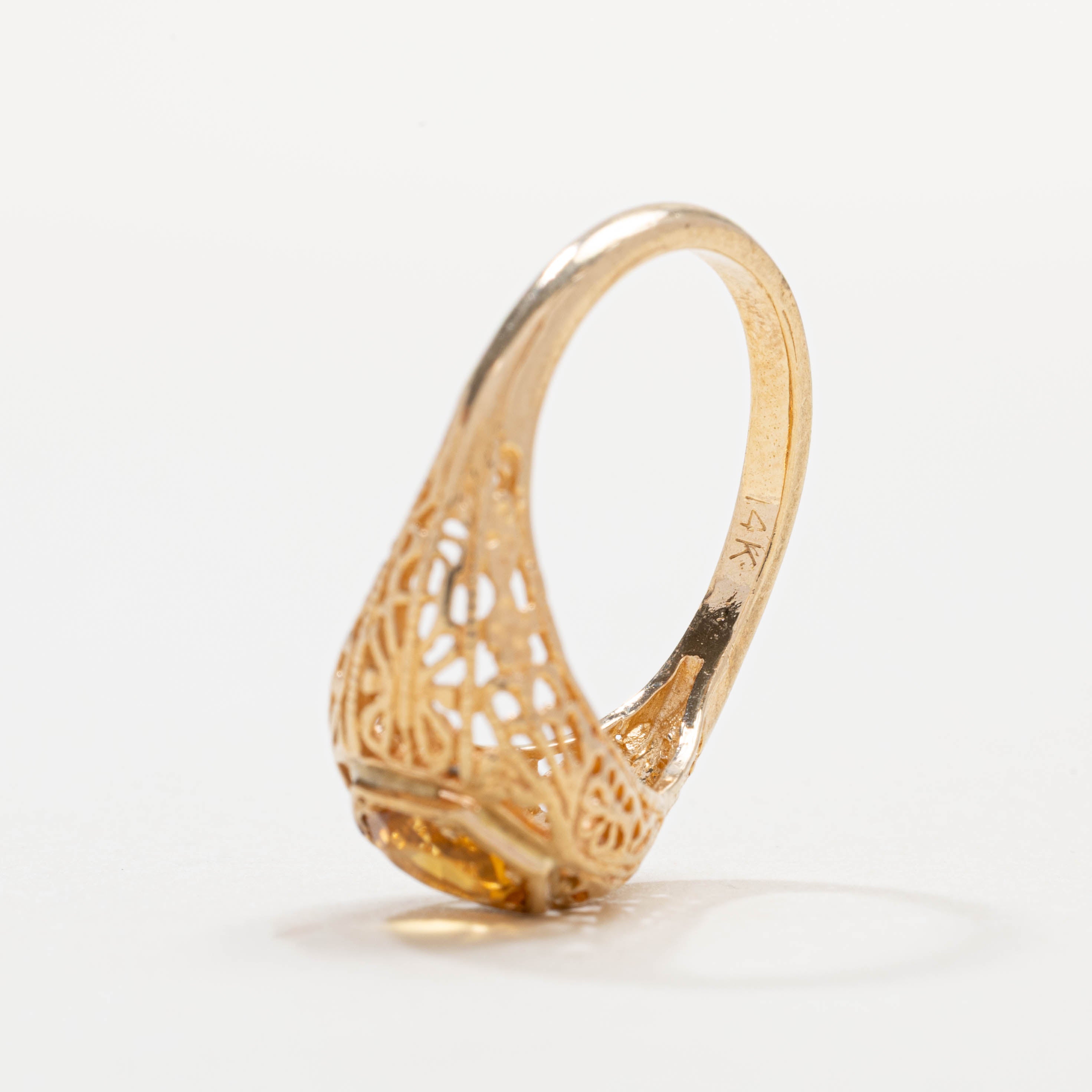 Bague solitaire en citrine ajourée en forme de dôme, ornée d'un diamant solitaire en or 14 carats | Taille 6.0