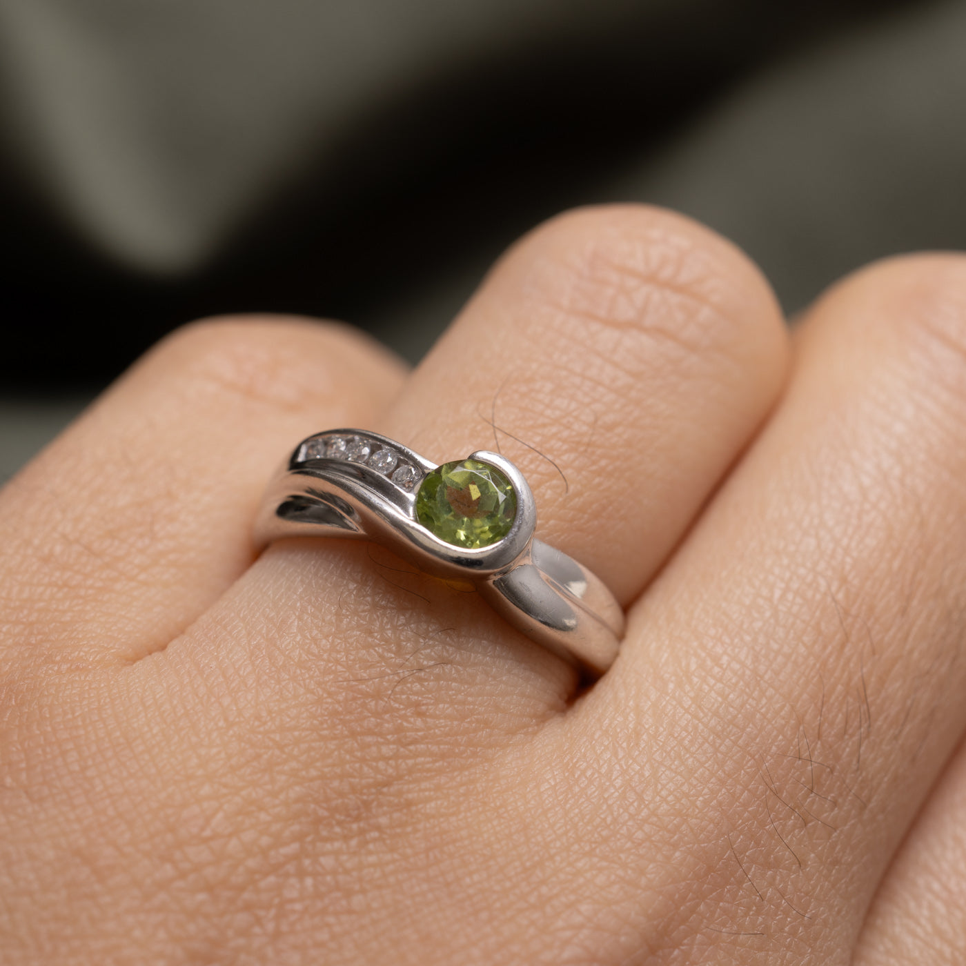 10K Semi Bezel Round Cut Peridot & Diamond Crossover Ring | SZ 6.5