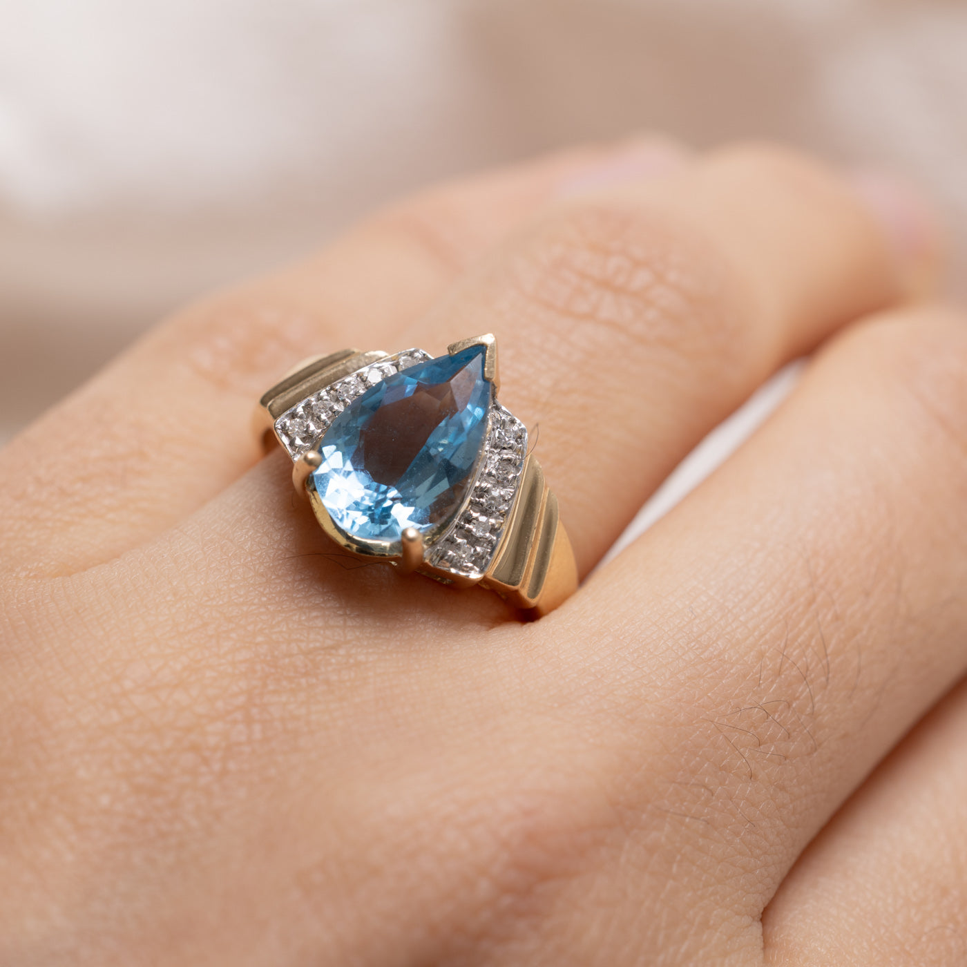 14K Pear Cut Blue Topaz & Diamond Grooved Ring | SZ 7.75