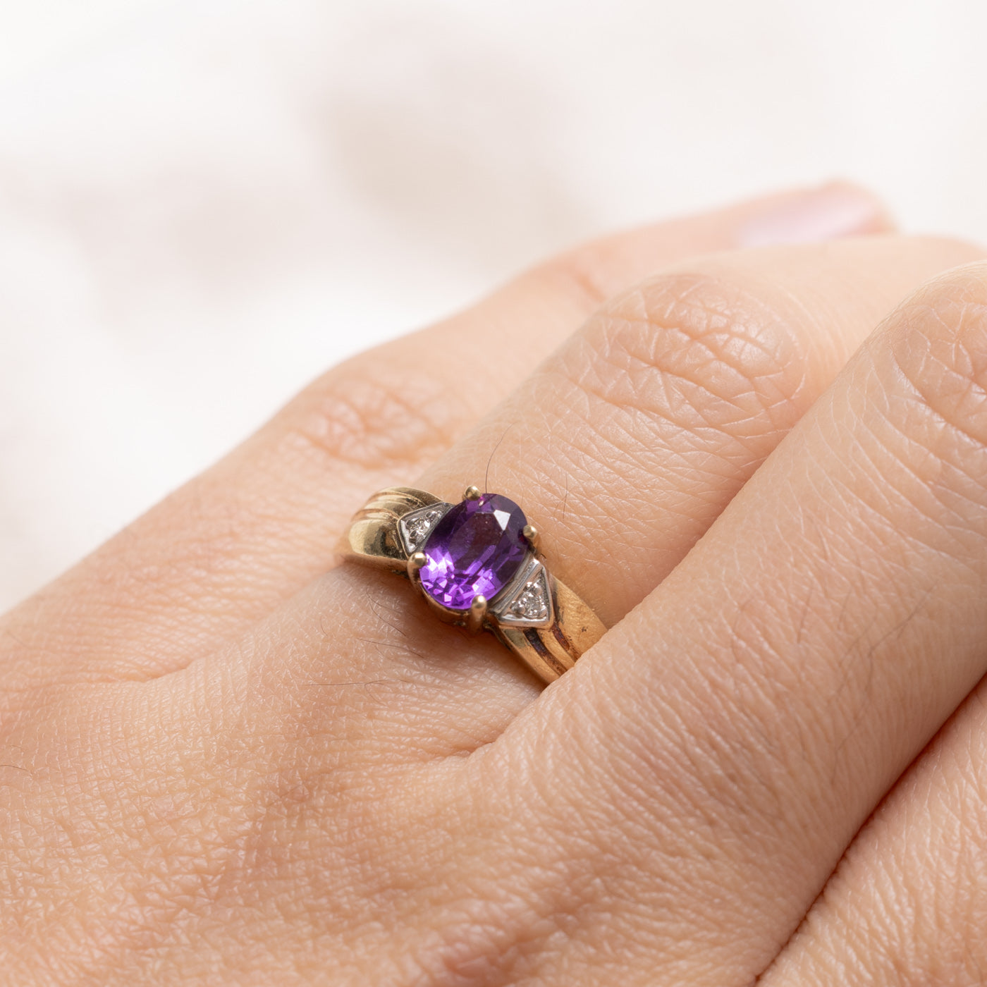 Bague rainurée en or 10 carats avec améthyste ovale et diamants | Taille 6.0