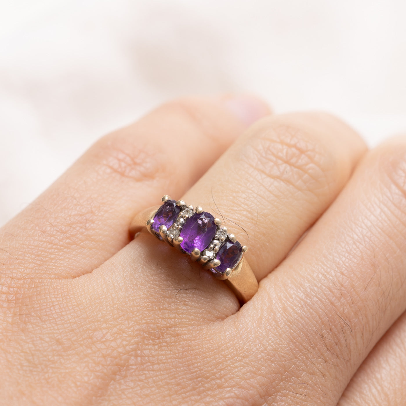 Bague trois pierres en or 10 carats, ornée d'une améthyste ovale et de diamants | Taille 6,25