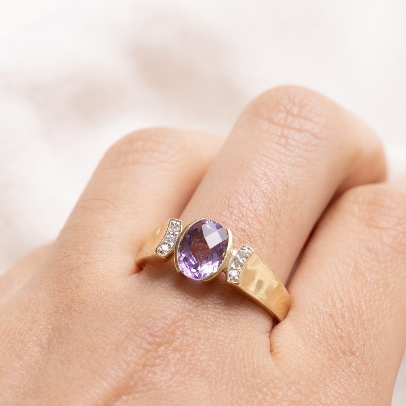 Bague en or 14 carats avec améthyste ovale sertie semi-clos et diamants | Taille 9,75