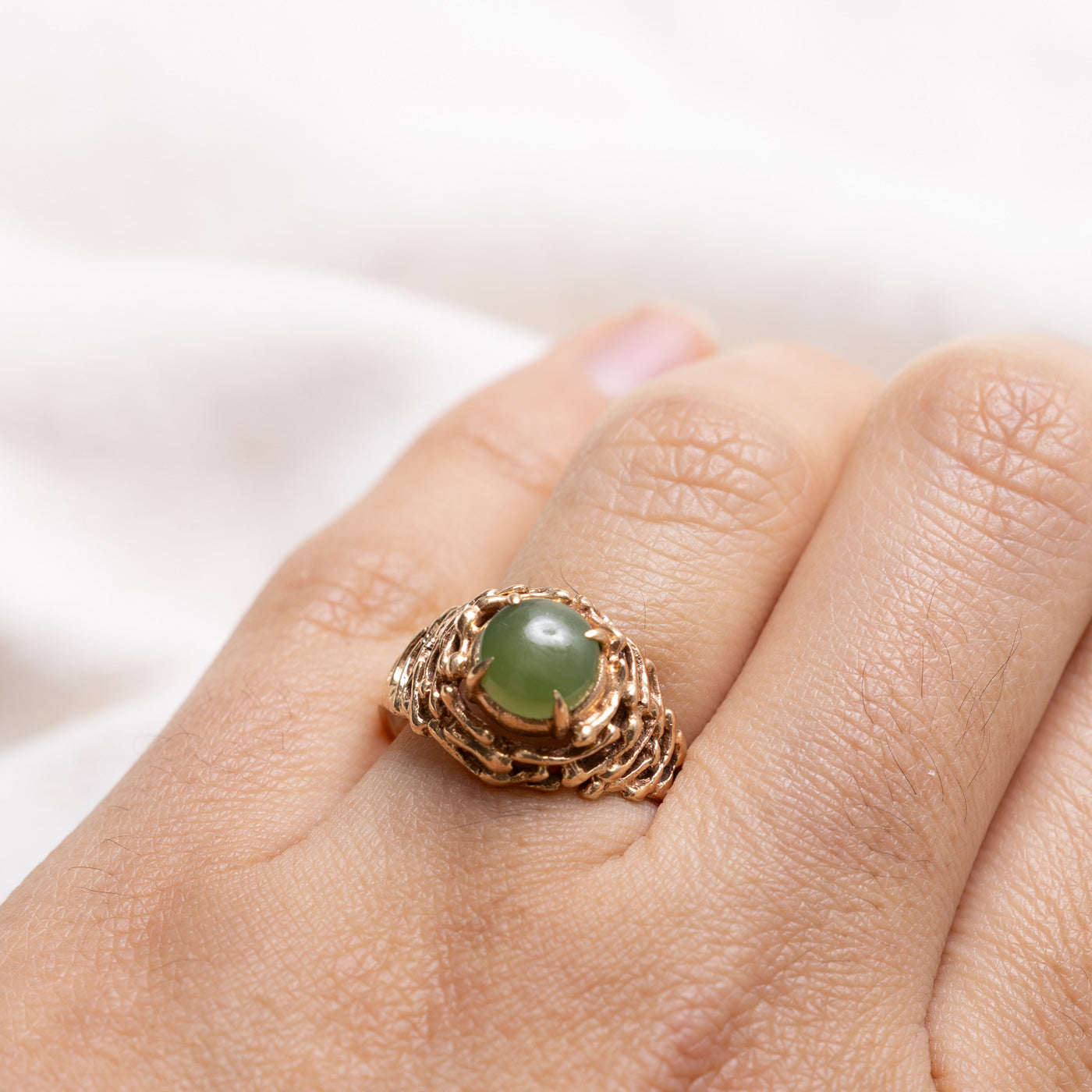 Bague solitaire en jade néphrite cabochon cabochon, or 9 carats | Taille 7,5