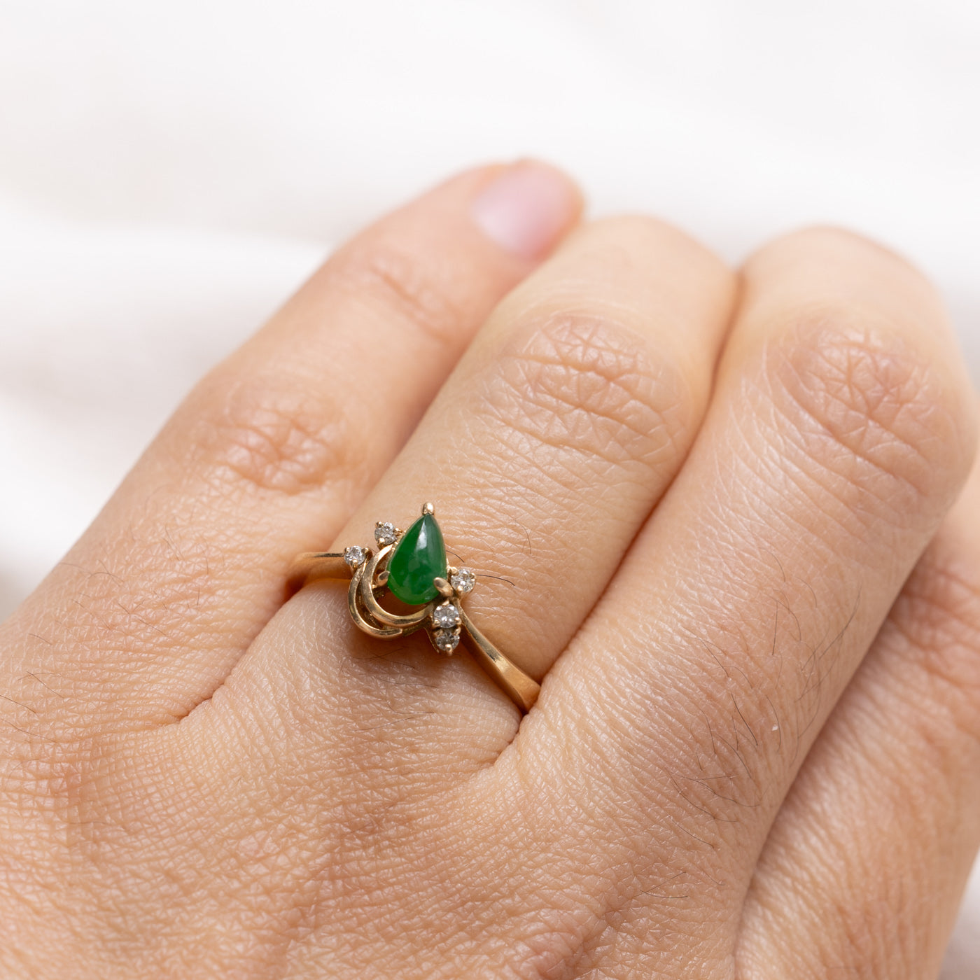 Bague en or 14 carats ornée d'une jadéite cabochon en forme de poire et de diamants | Taille 5.0