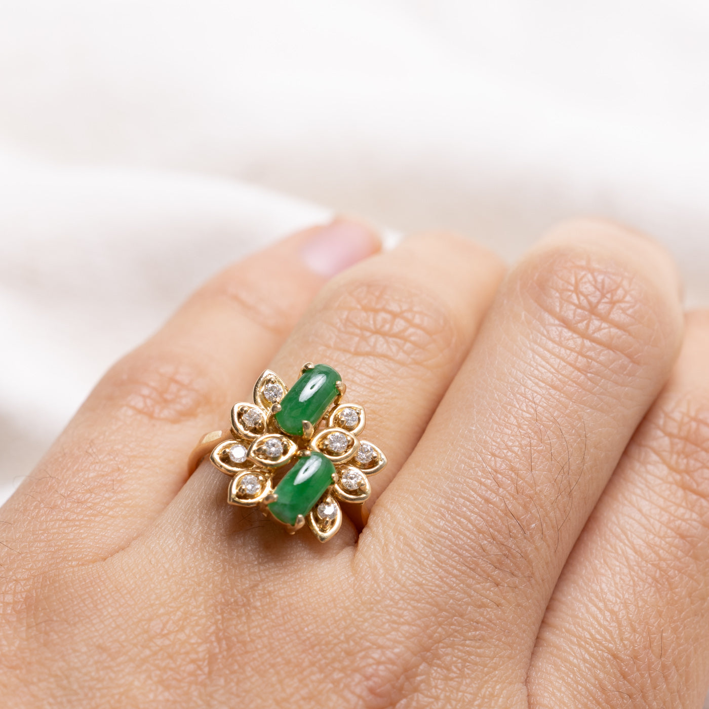 Bague en or 14 carats sertie de deux pierres, jadéite et diamants, motif floral | Taille 6.0