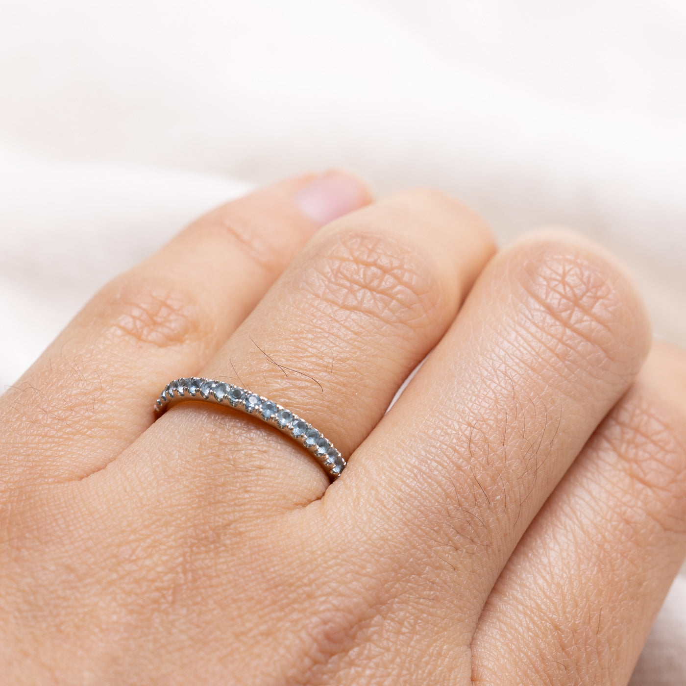 Alliance semi-éternité en or 14 carats avec aigue-marine taille ronde | 2,10 mm | Taille 5,5
